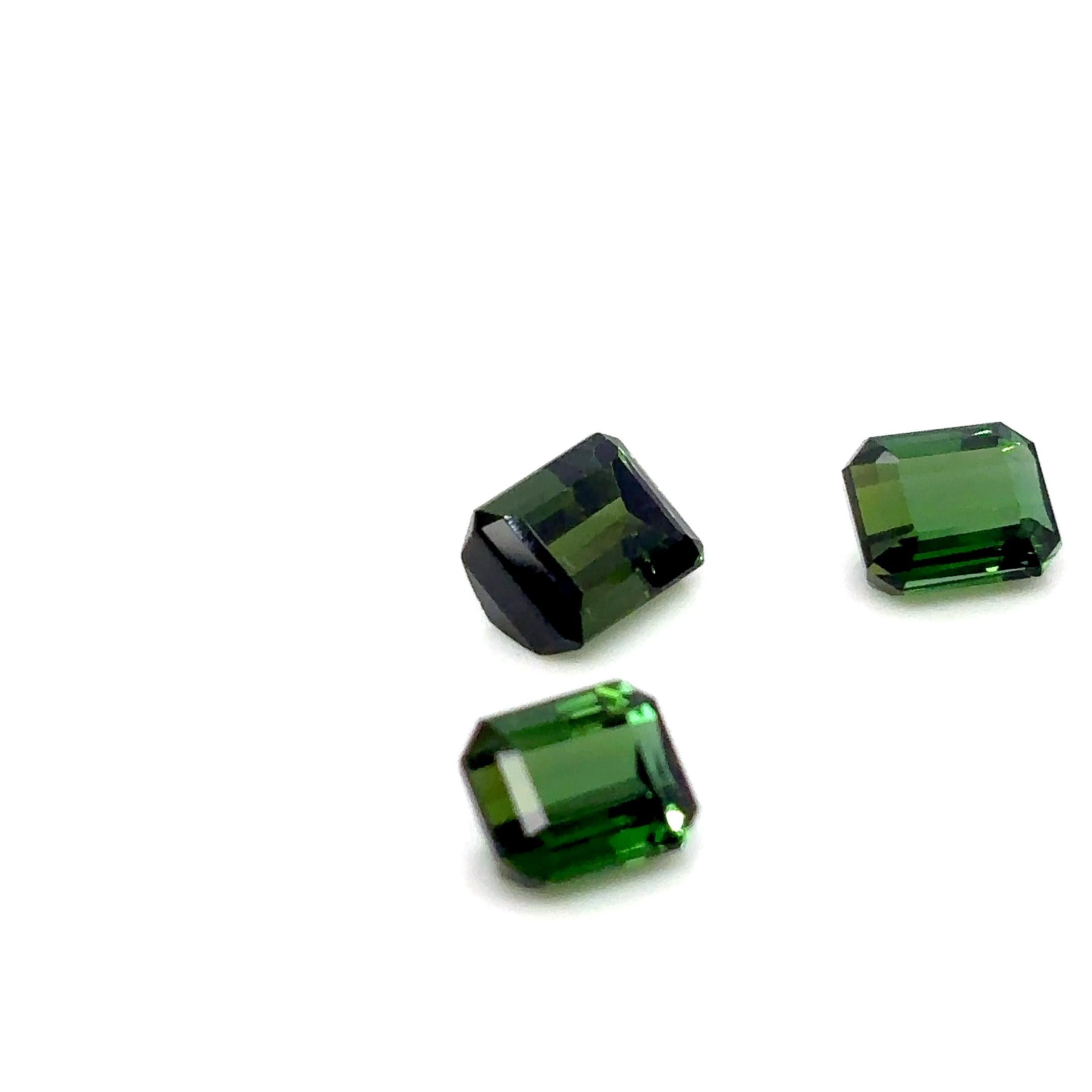 3 pietre di tormalina verde taglio smeraldo Cts 8,88 in vendita 1