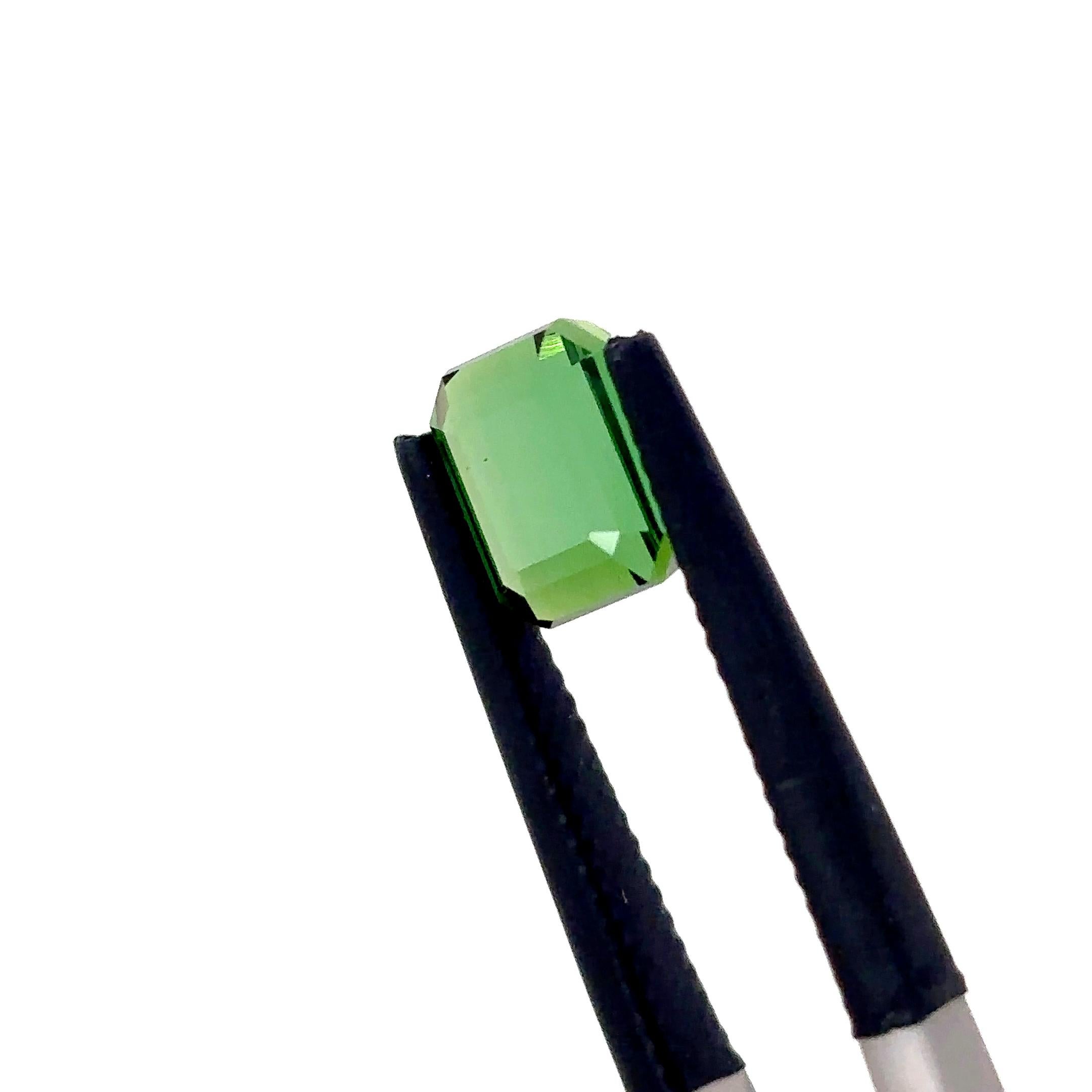 3 pietre di tormalina verde taglio smeraldo Cts 8,88 in vendita 2