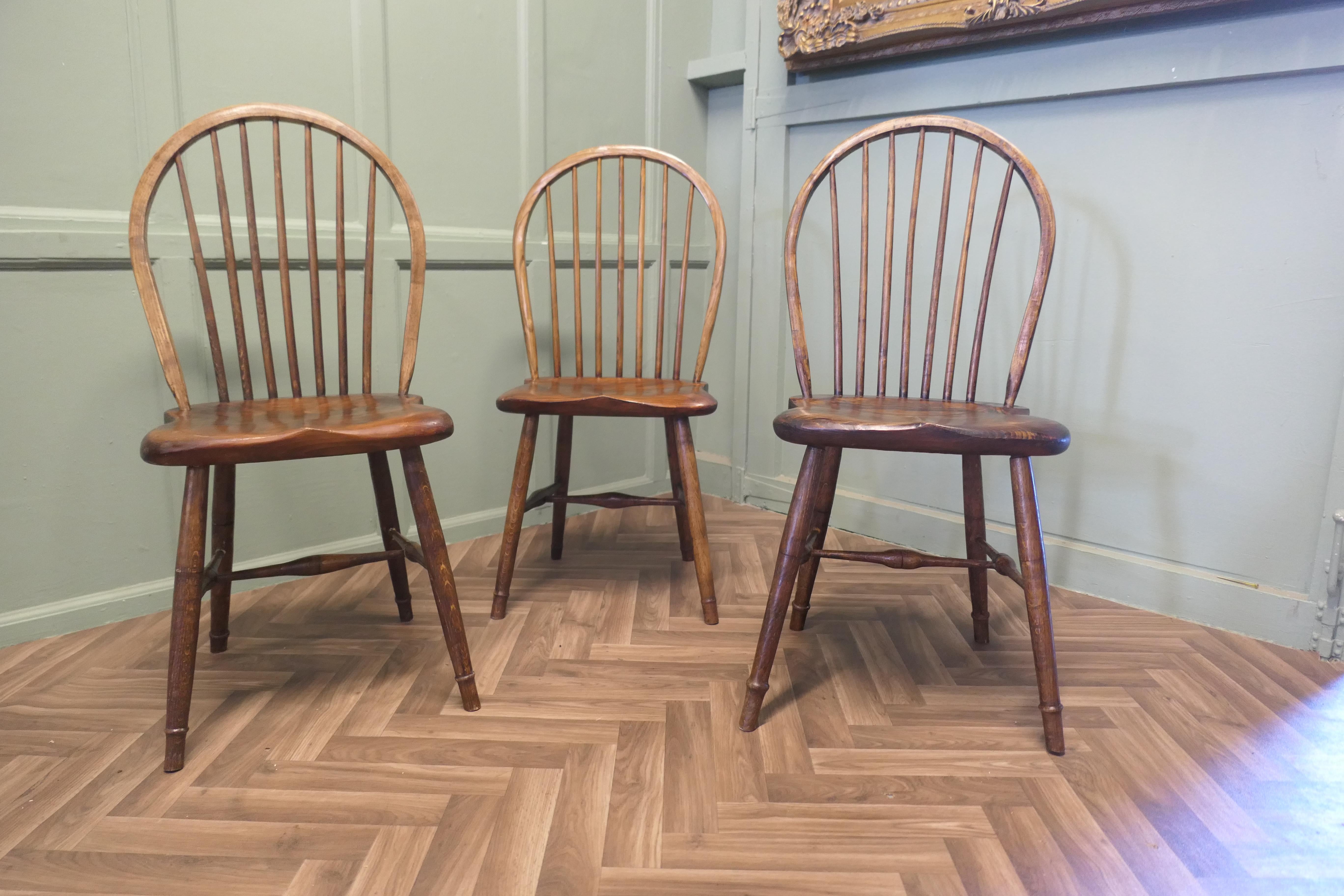 3 chaises de cuisine Hand Made 

Ce superbe trio de chaises a été fabriqué à la main en chêne et en pin. Les sièges en bois massif sont très confortables.  Le dossier est en forme d'arceau et les dimensions sont d'environ 38