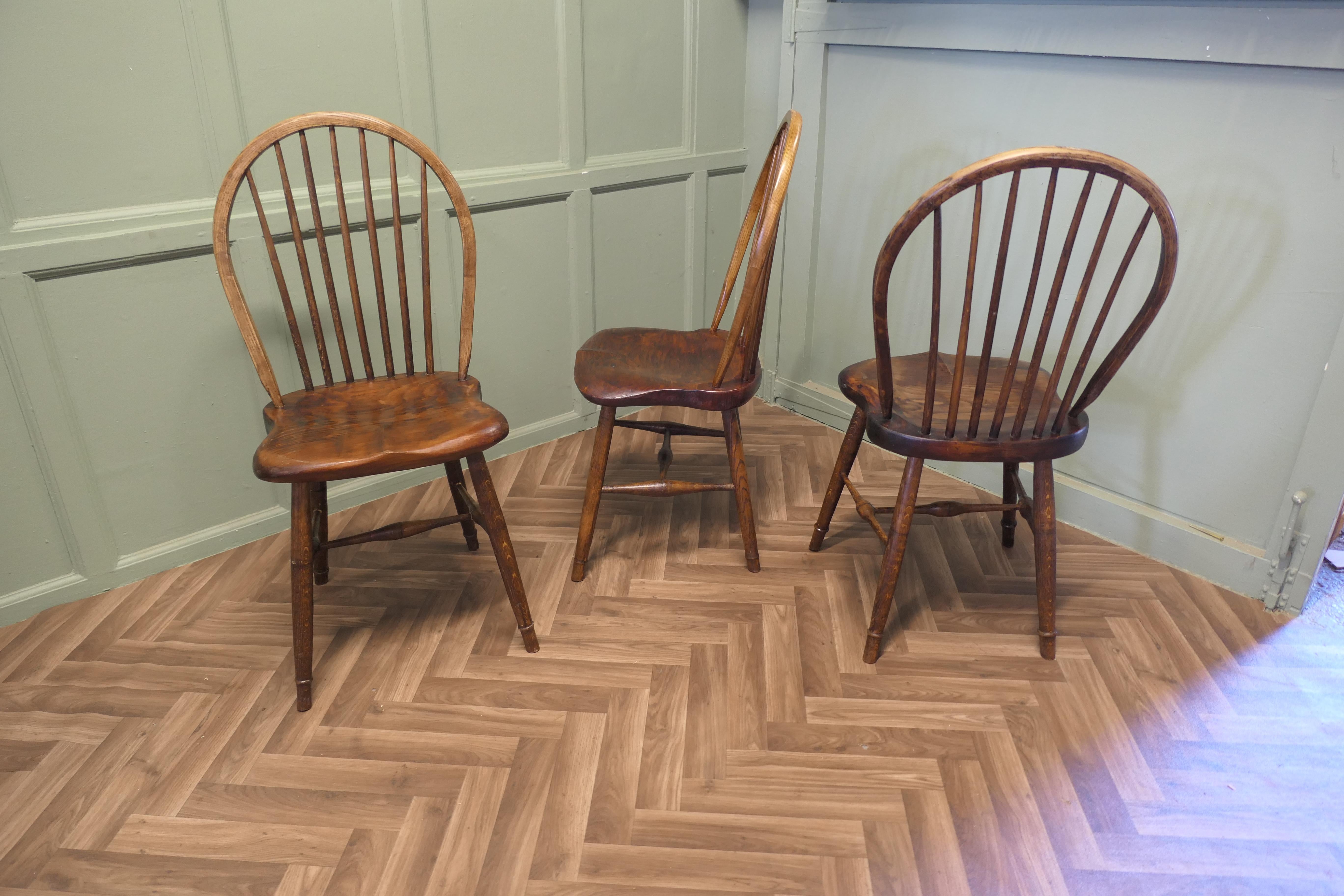 Milieu du XXe siècle 3 chaises de cuisine Hand Made   Un superbe trio de chaises en vente