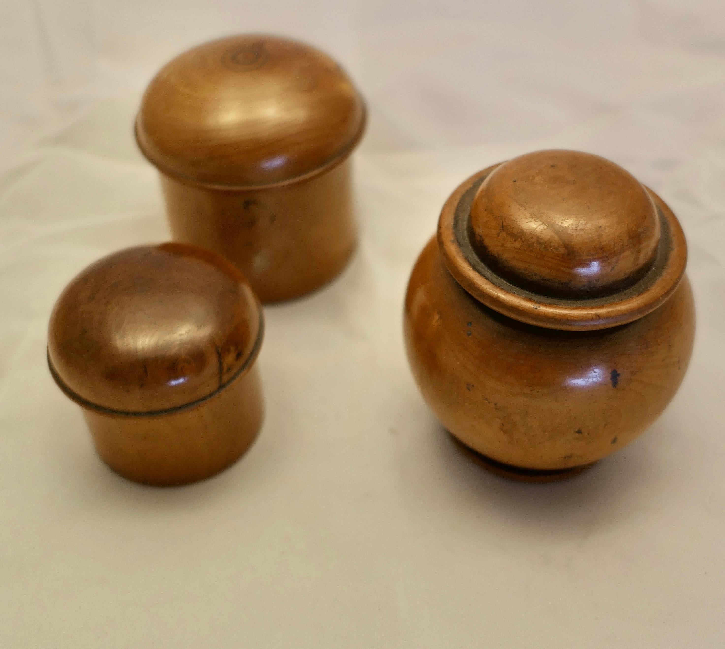 3 pots en sycomore avec couvercles, faits à la main

Les pots ont une couleur riche et sont très attrayants
Le pot de style Ali Baba est le plus grand, il mesure 3,5 pouces de haut et 3 pouces de diamètre.

Fabriqué à la main et charmant
SC82
