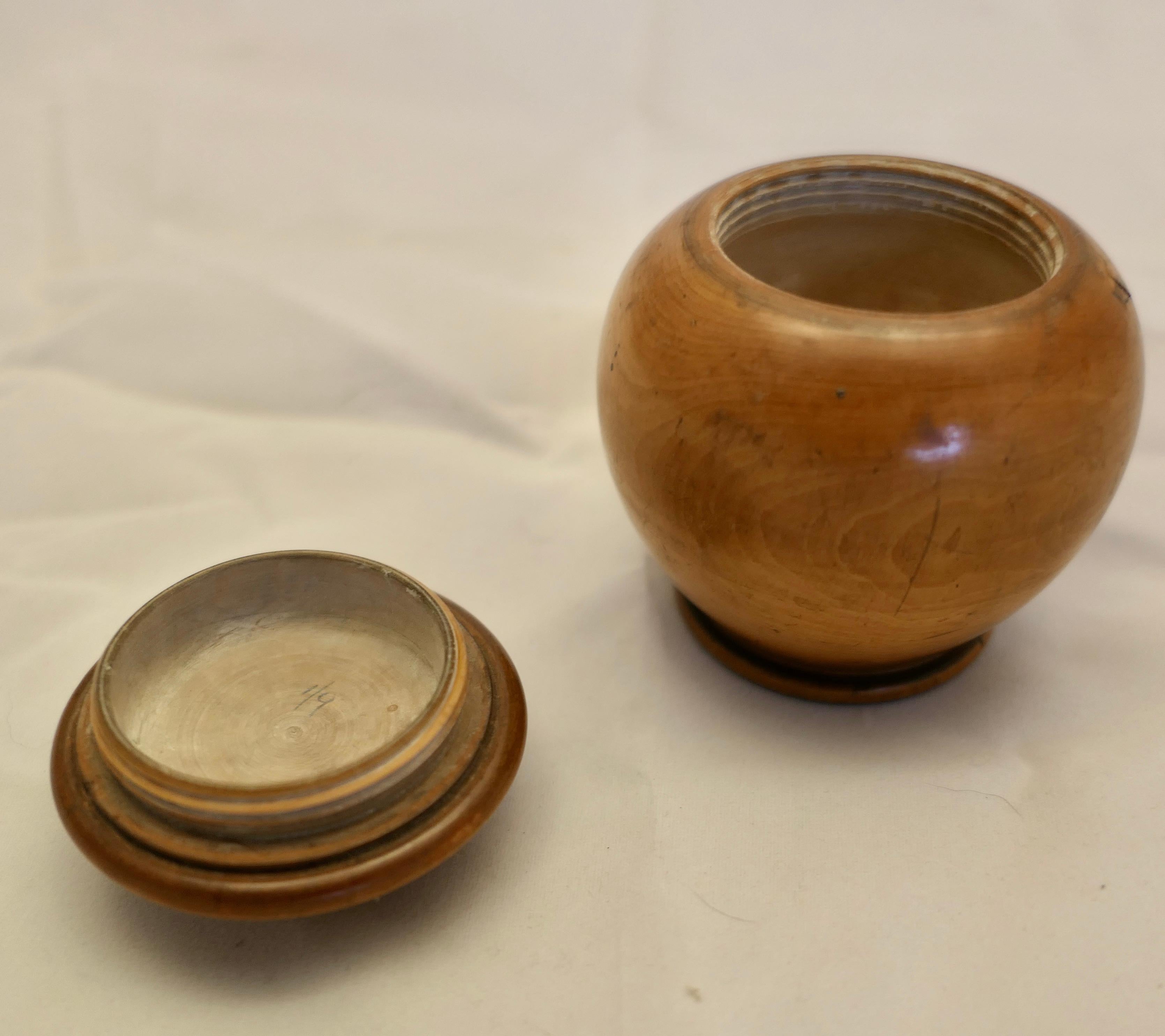 XIXe siècle 3 pots en sycomore avec couvercles, faits à la main  Les pots ont une couleur riche   en vente