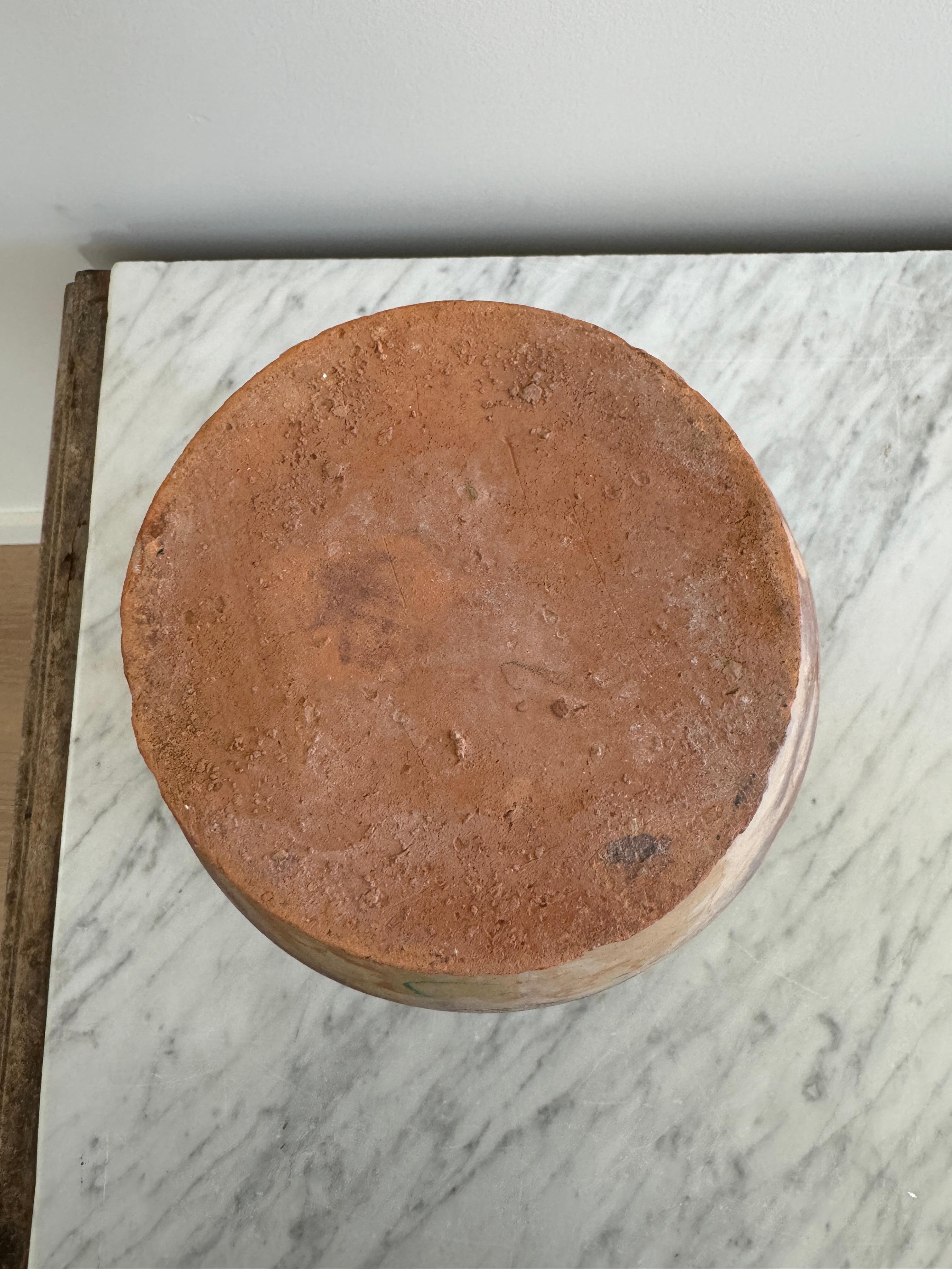Questa pentola per confetture a tre manici, realizzata a mano e proveniente da Grottaglie, in Puglia, risale alla fine del 1800 ed è un bellissimo esempio di ceramica rustica italiana. Realizzato in argilla spessa e robusta, questo vaso veniva