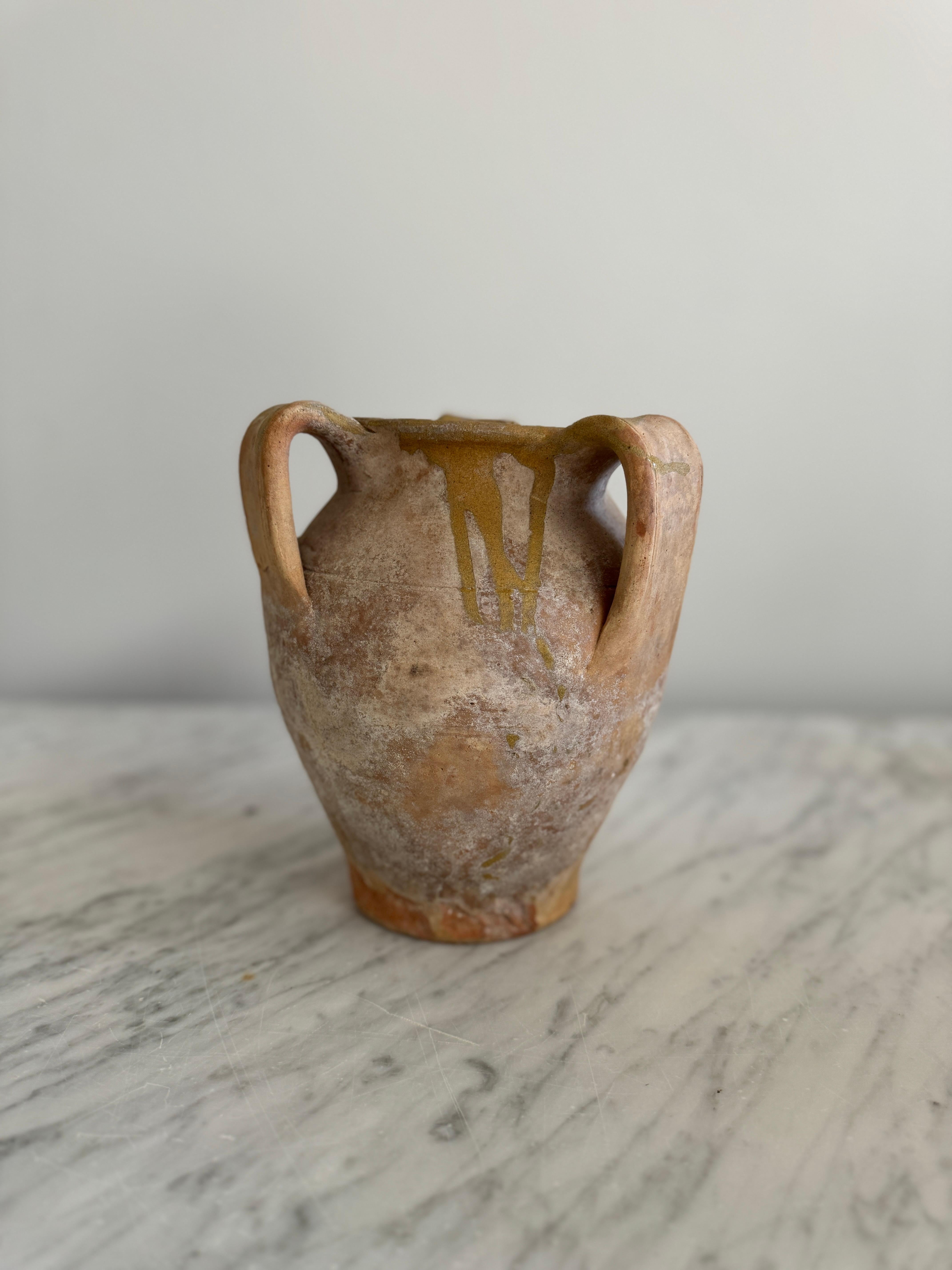 3 Handle Plain Beige Drip Calabrese Pots In Good Condition For Sale In Ventura, CA