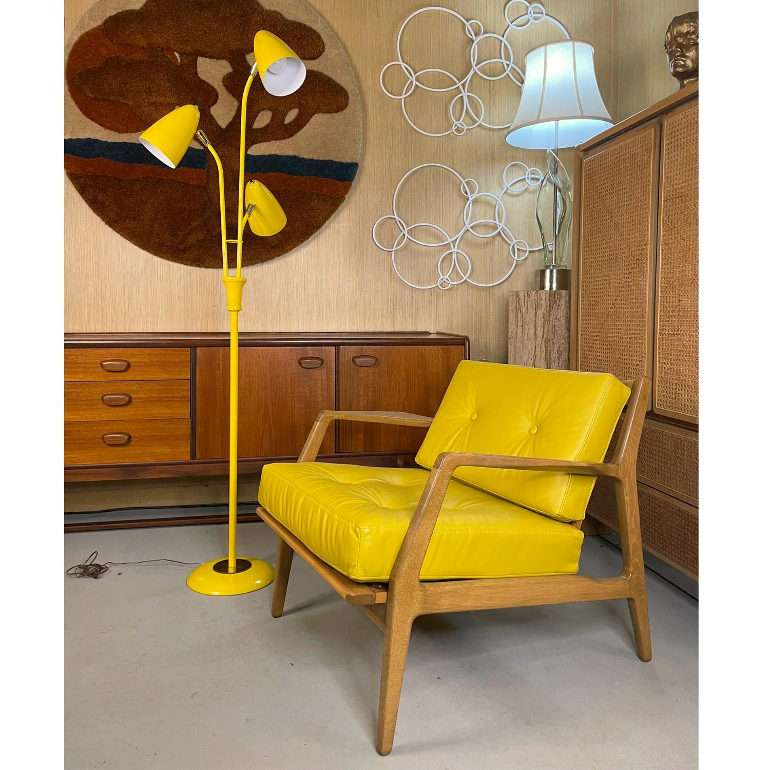 Lampadaire à 3 têtes jaune citron, rafraîchissant, avec têtes réglables. La lampe à projecteurs multiples rappelle les designs de Gerald Thurston. Cette lampe n'est pas marquée. Chaque tête a son propre interrupteur. Utilisez une, deux ou trois
