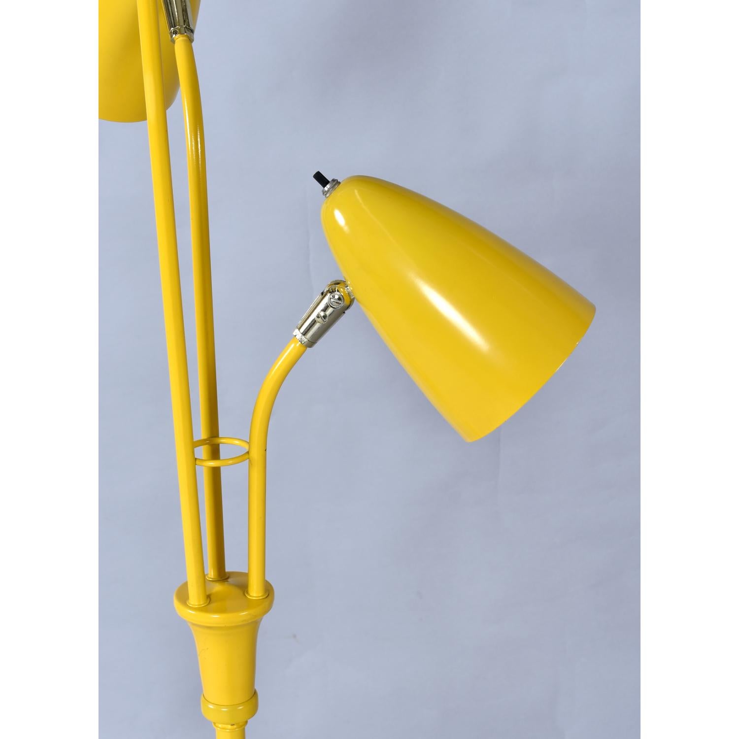 Lampadaire jaune à 3 têtes réglable de style Gerald Thurston, mi-siècle moderne Bon état à Chattanooga, TN