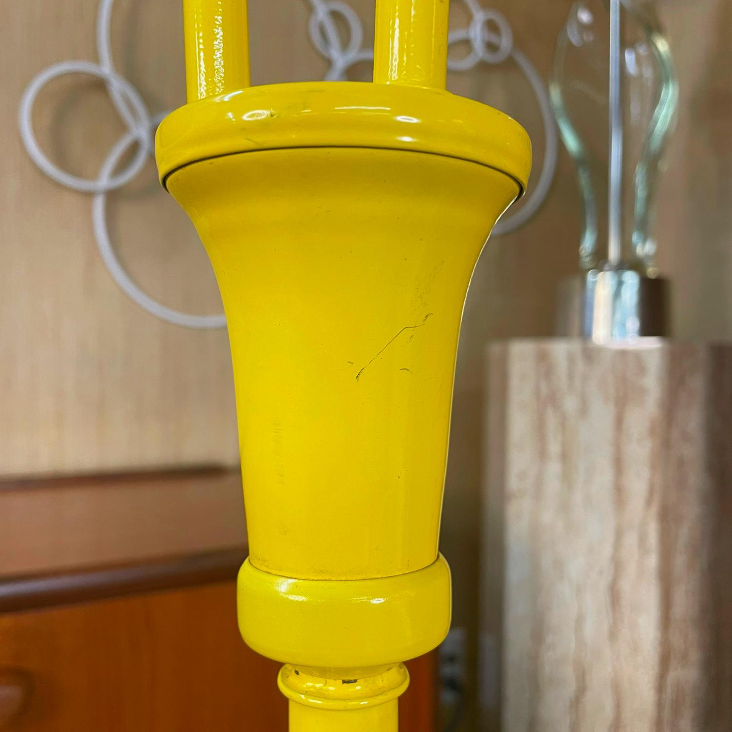 Peinture Lampadaire jaune à 3 têtes réglable de style Gerald Thurston, mi-siècle moderne
