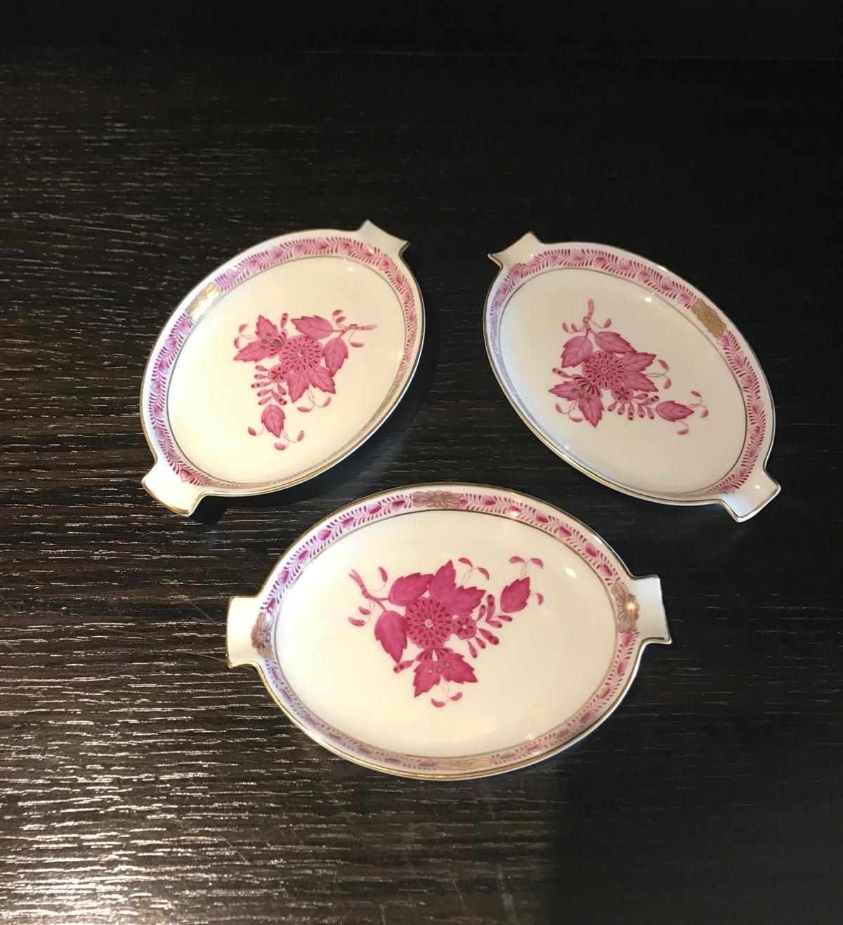 3 Platos de porcelana Herend de Hungría, motivo Apponyi en frambuesa y oro de 24 ct en venta 2