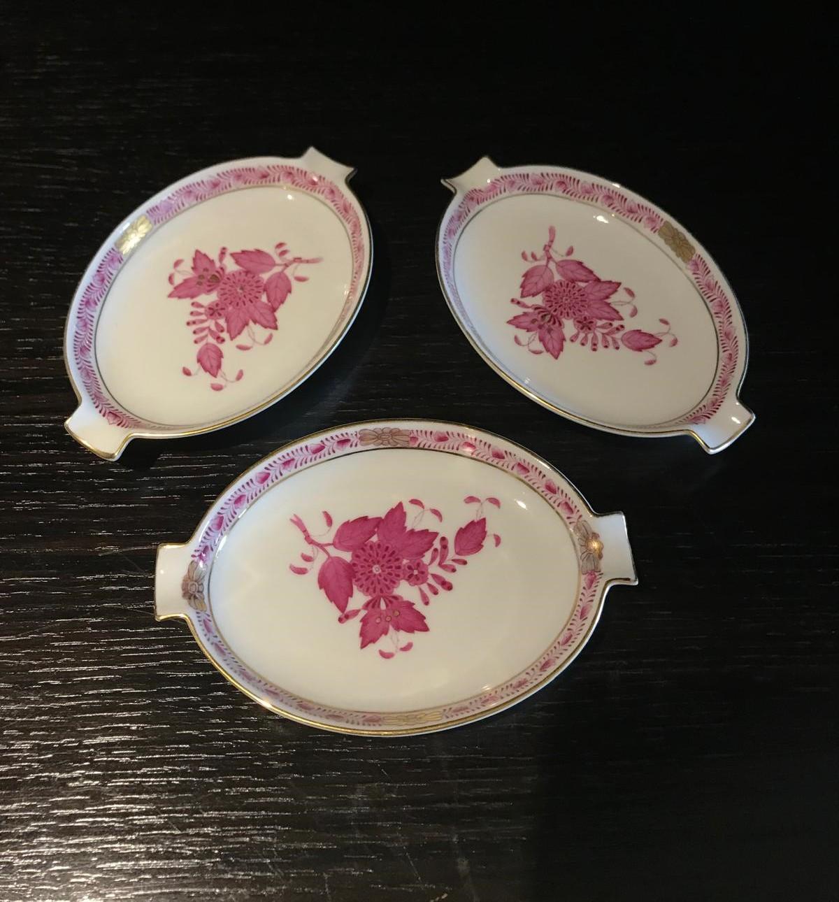 3 Platos de porcelana Herend de Hungría, motivo Apponyi en frambuesa y oro de 24 ct en venta 4