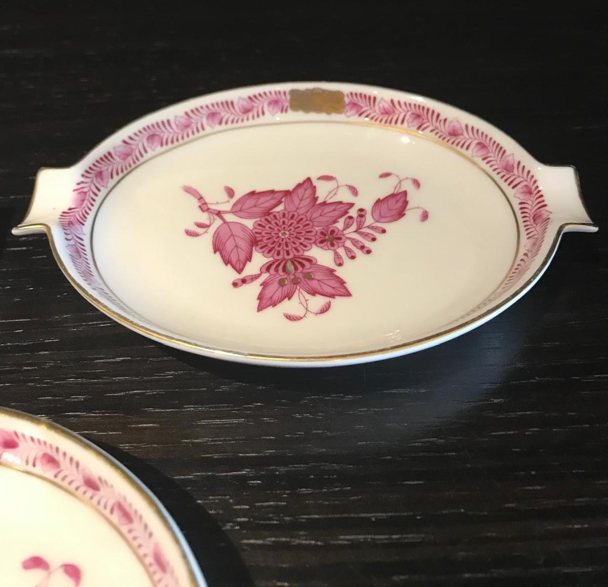 3 Platos de porcelana Herend de Hungría, motivo Apponyi en frambuesa y oro de 24 ct en Bueno estado para la venta en London, GB