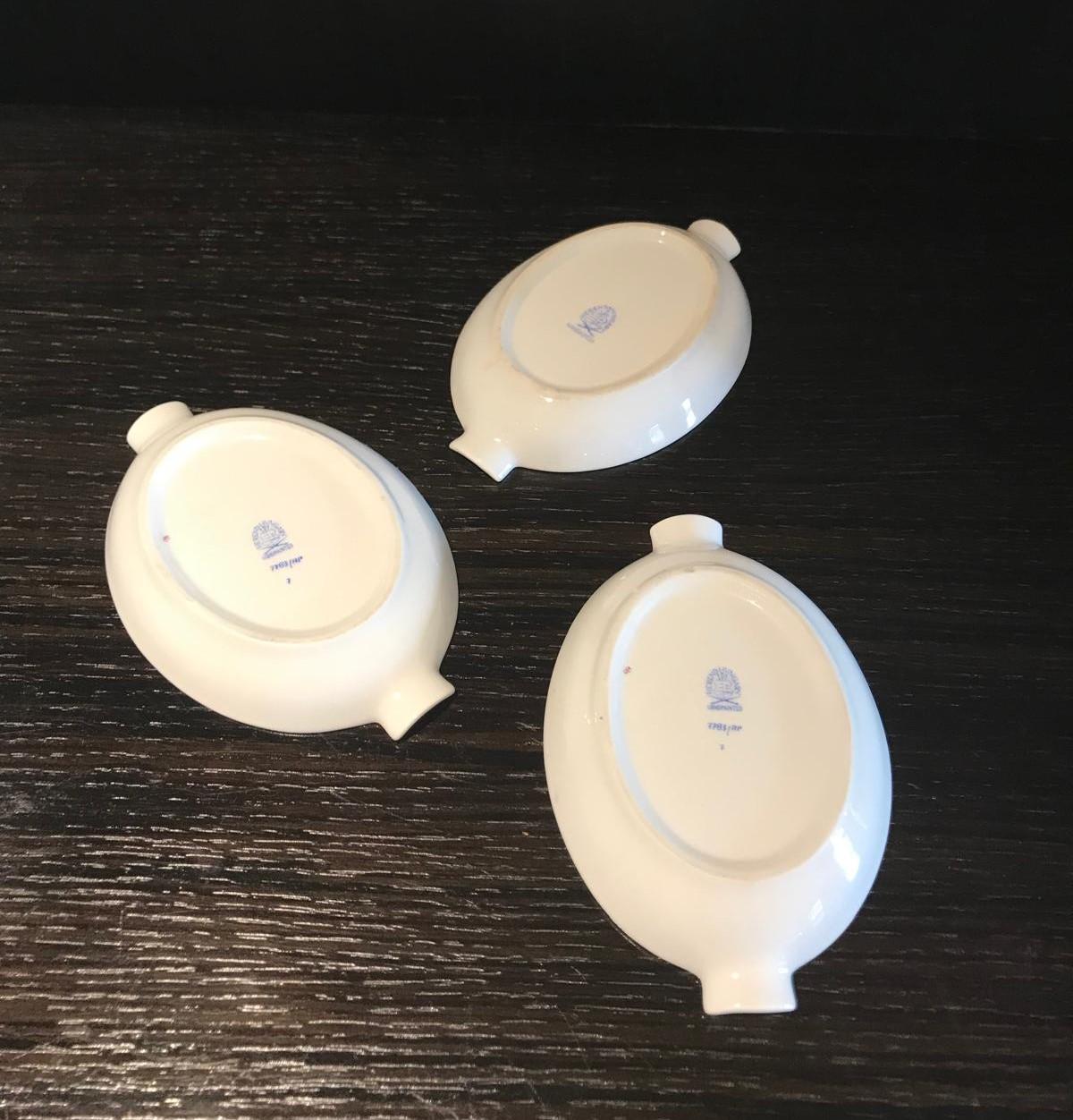 3 Platos de porcelana Herend de Hungría, motivo Apponyi en frambuesa y oro de 24 ct mediados del siglo XX en venta