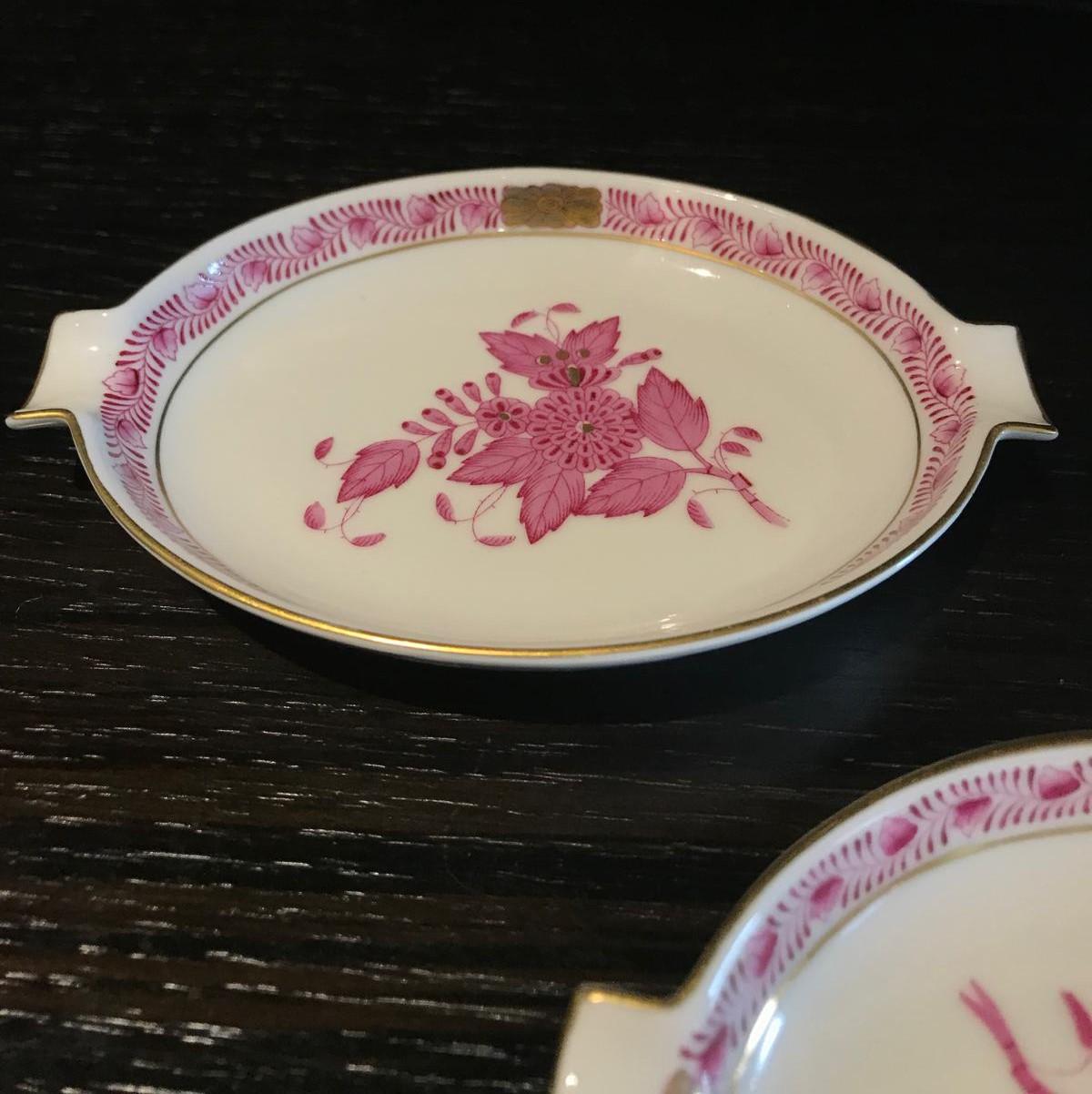 3 Platos de porcelana Herend de Hungría, motivo Apponyi en frambuesa y oro de 24 ct Chapado en oro en venta