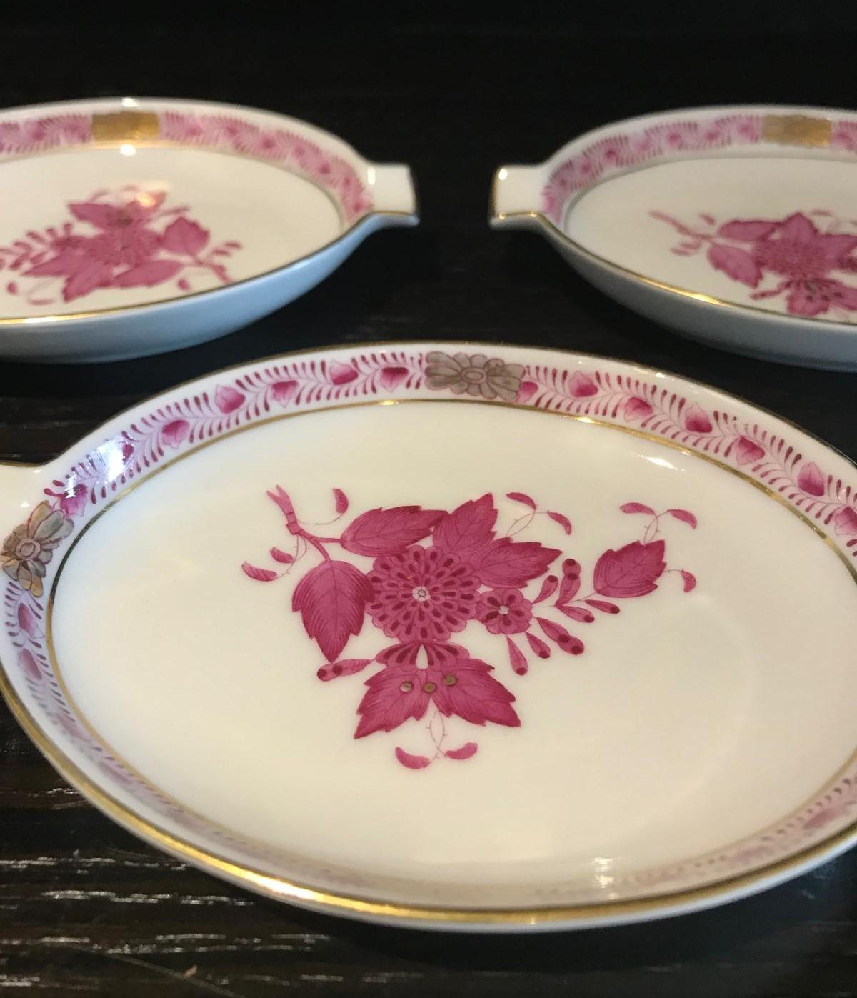 3 Platos de porcelana Herend de Hungría, motivo Apponyi en frambuesa y oro de 24 ct en venta 1