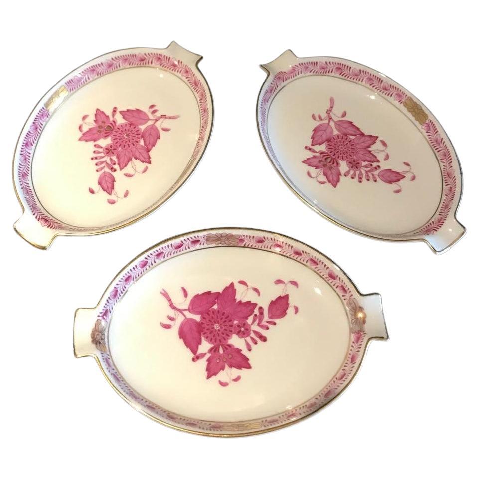 3 Platos de porcelana Herend de Hungría, motivo Apponyi en frambuesa y oro de 24 ct en venta