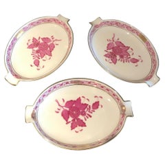 3 piatti di porcellana Herend of Hungary, motivo Apponyi in lampone e oro 24ct