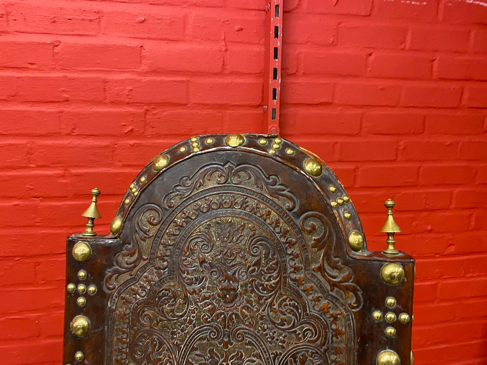 Espagnol 3 chaises à haut dossier, garniture en cuir Cordoba avec décor amérindien, Espagne en vente