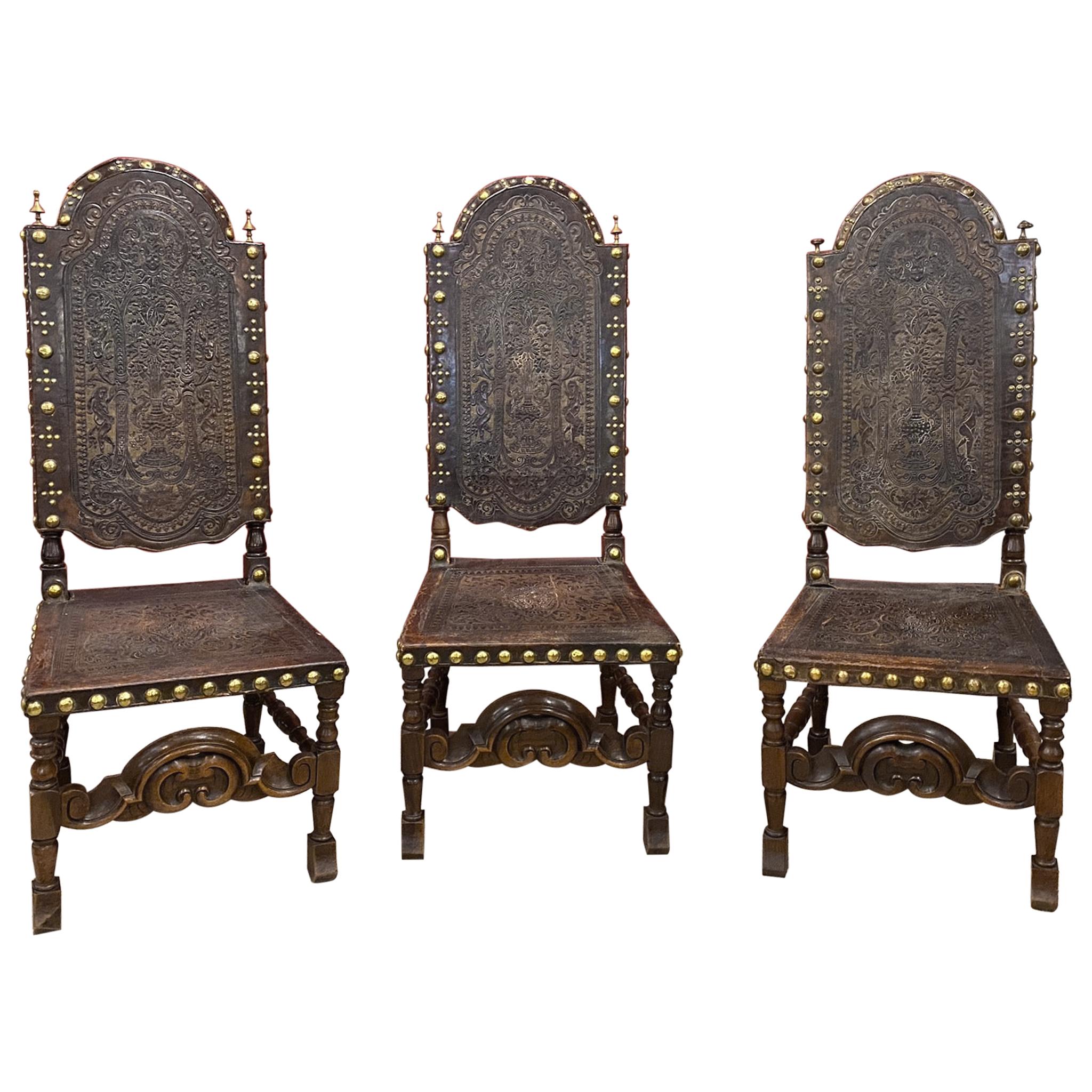 3 chaises à haut dossier, garniture en cuir Cordoba avec décor amérindien, Espagne en vente