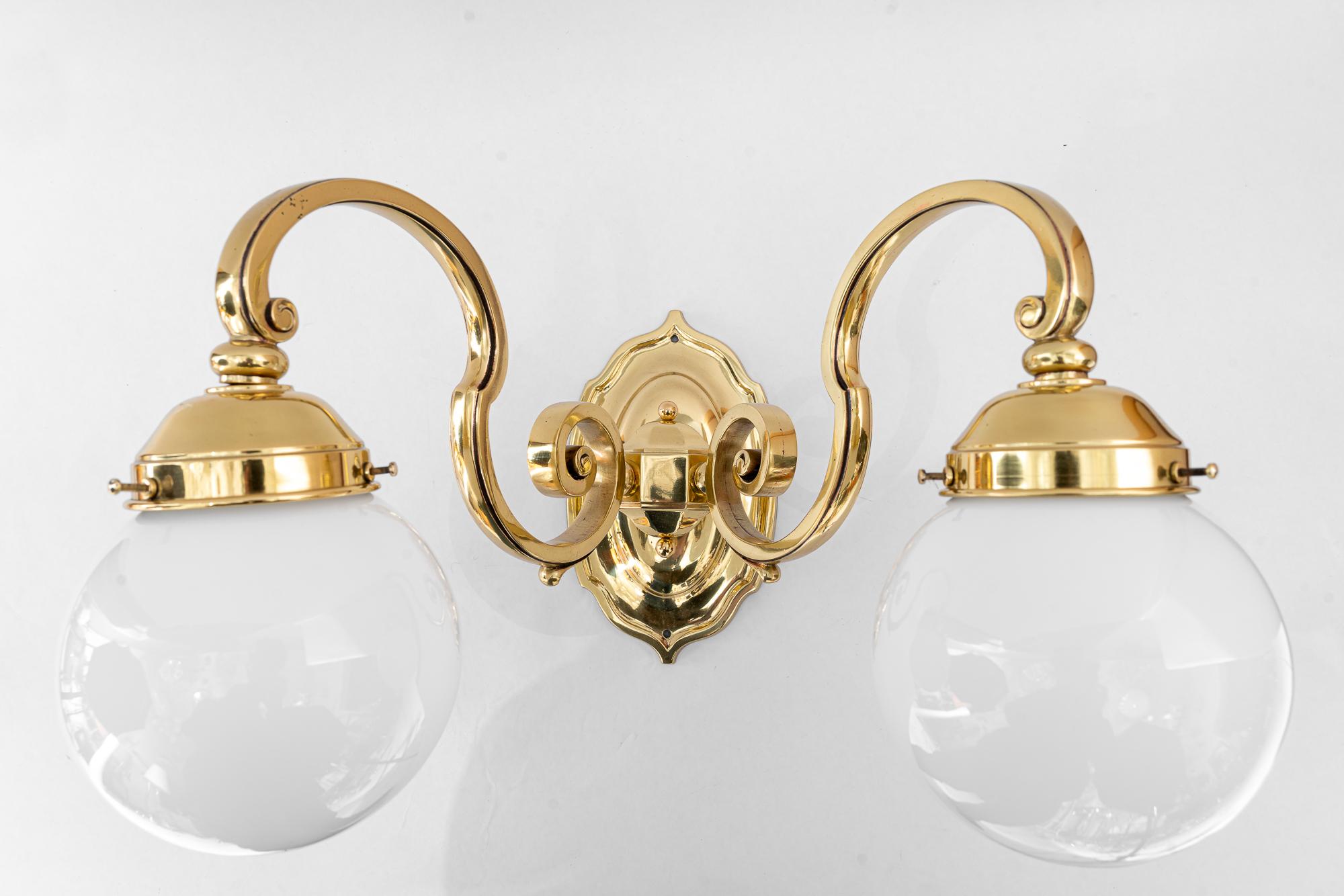 3 lampes murales historiques avec abat-jour en verre opale vienne vers 1890 en vente 2