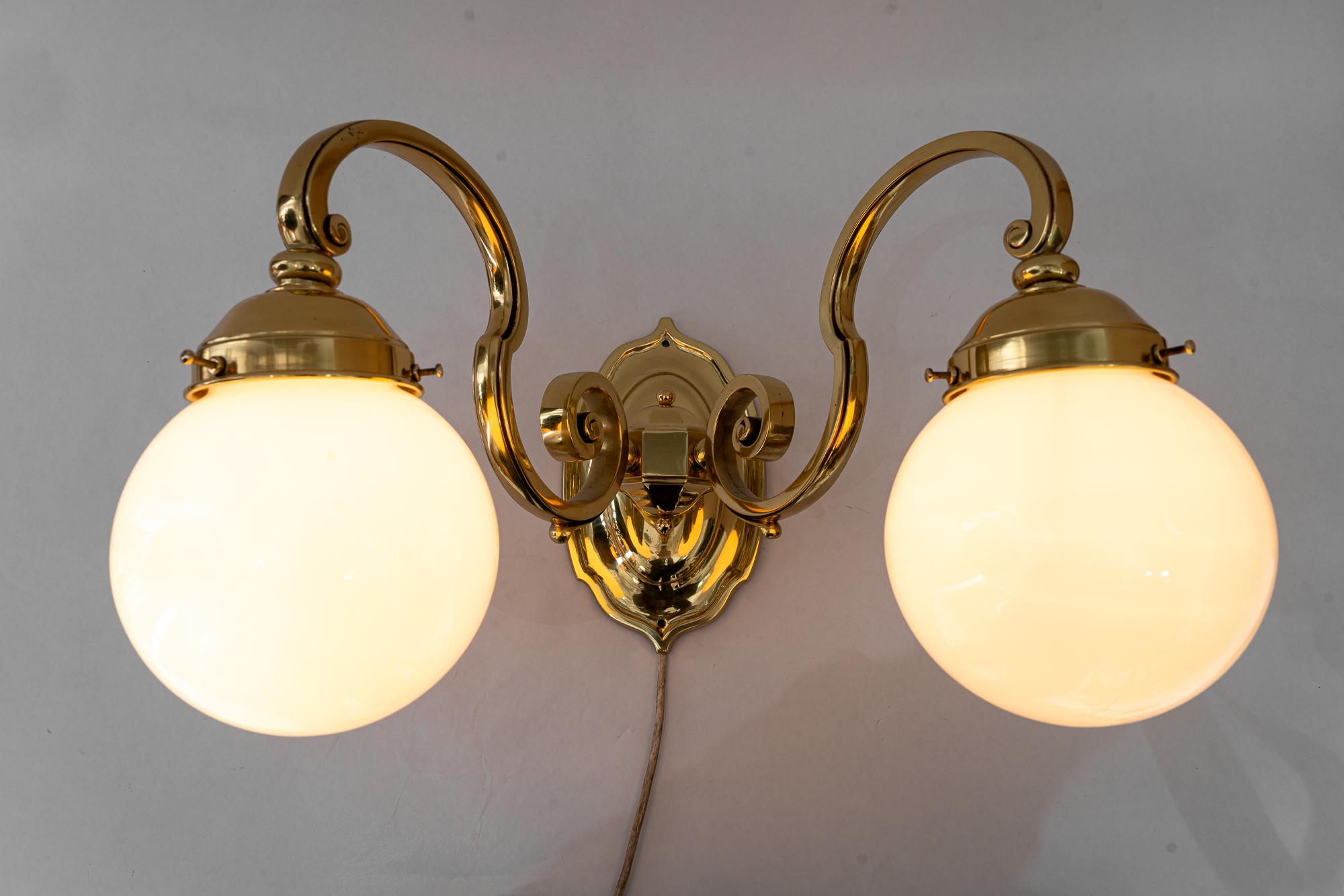 3 lampes murales historiques avec abat-jour en verre opale vienne vers 1890 en vente 4