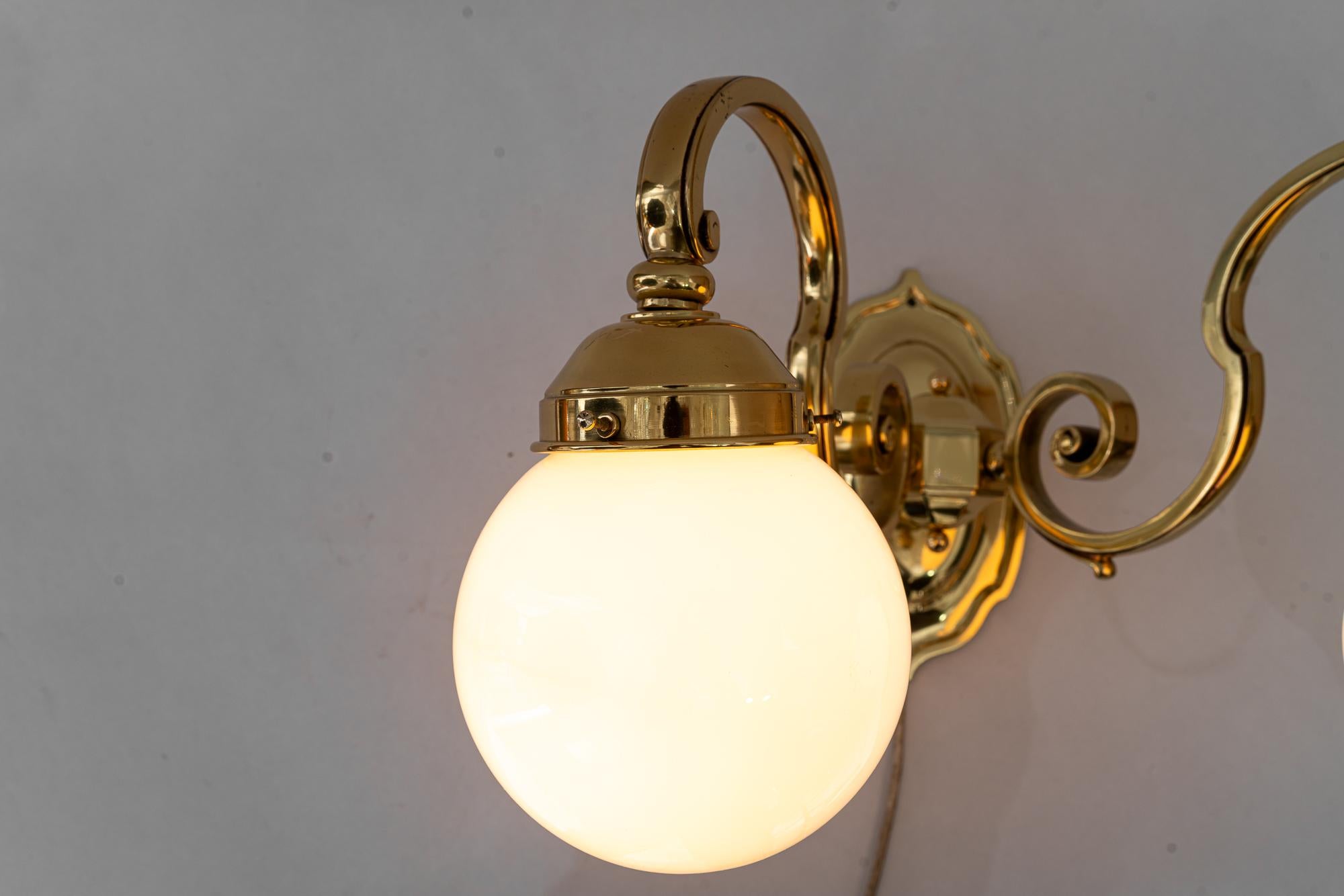 3 lampes murales historiques avec abat-jour en verre opale vienne vers 1890 en vente 5