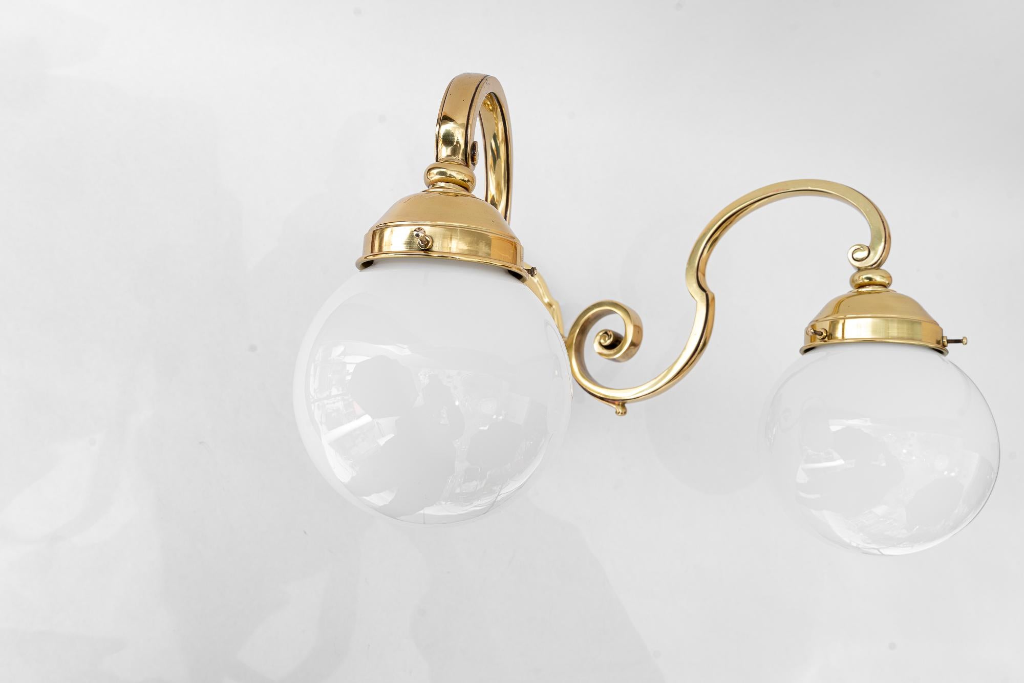 3 lampes murales historiques avec abat-jour en verre opale vienne vers 1890
Laiton poli et émaillé au four
3 abat-jour en verre antique d'origine