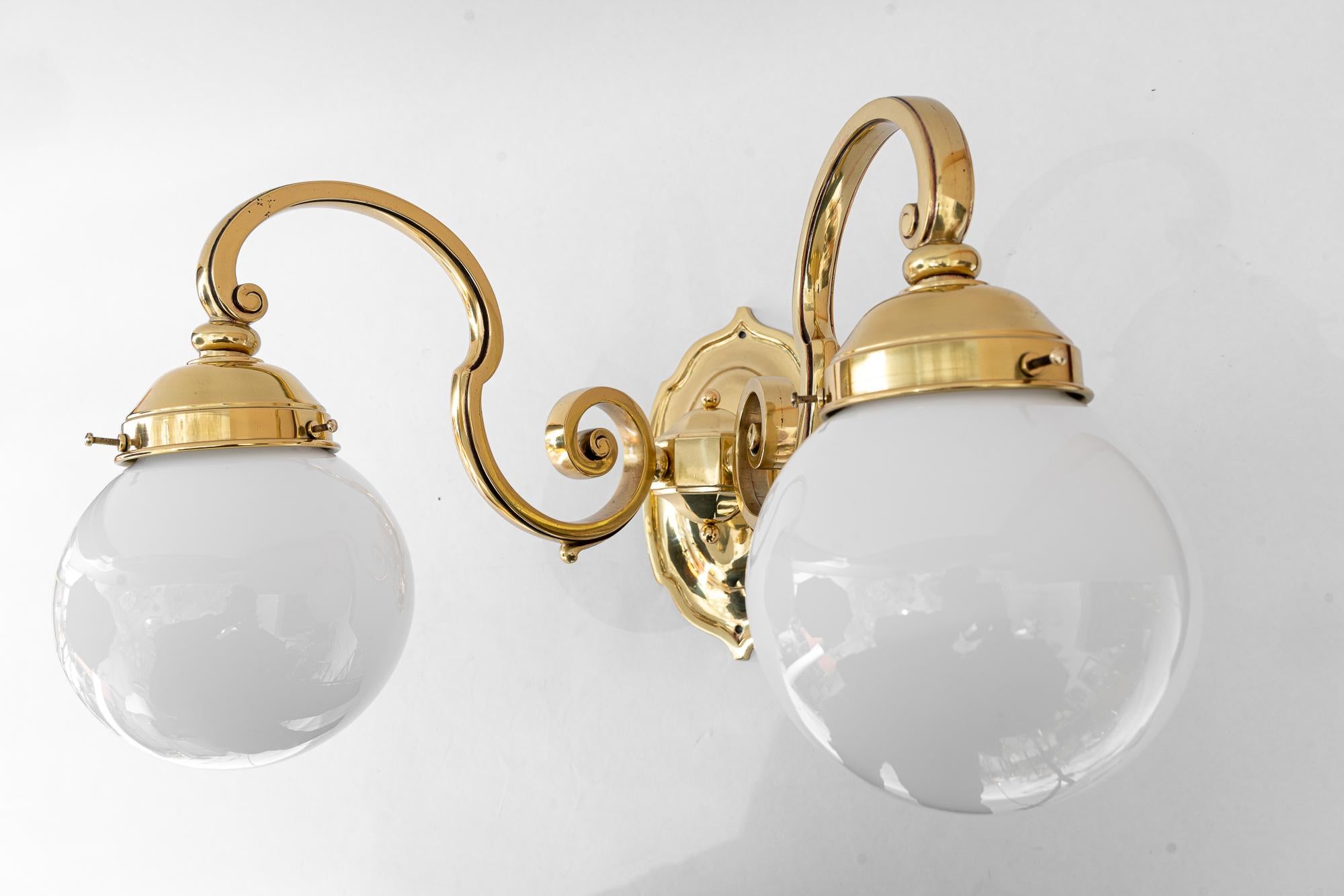 Néoclassique 3 lampes murales historiques avec abat-jour en verre opale vienne vers 1890 en vente