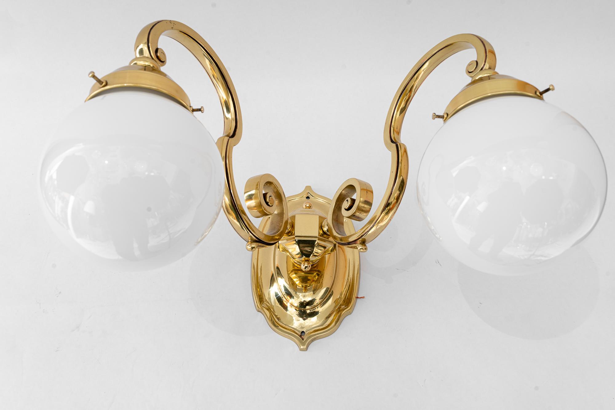 Autrichien 3 lampes murales historiques avec abat-jour en verre opale vienne vers 1890 en vente