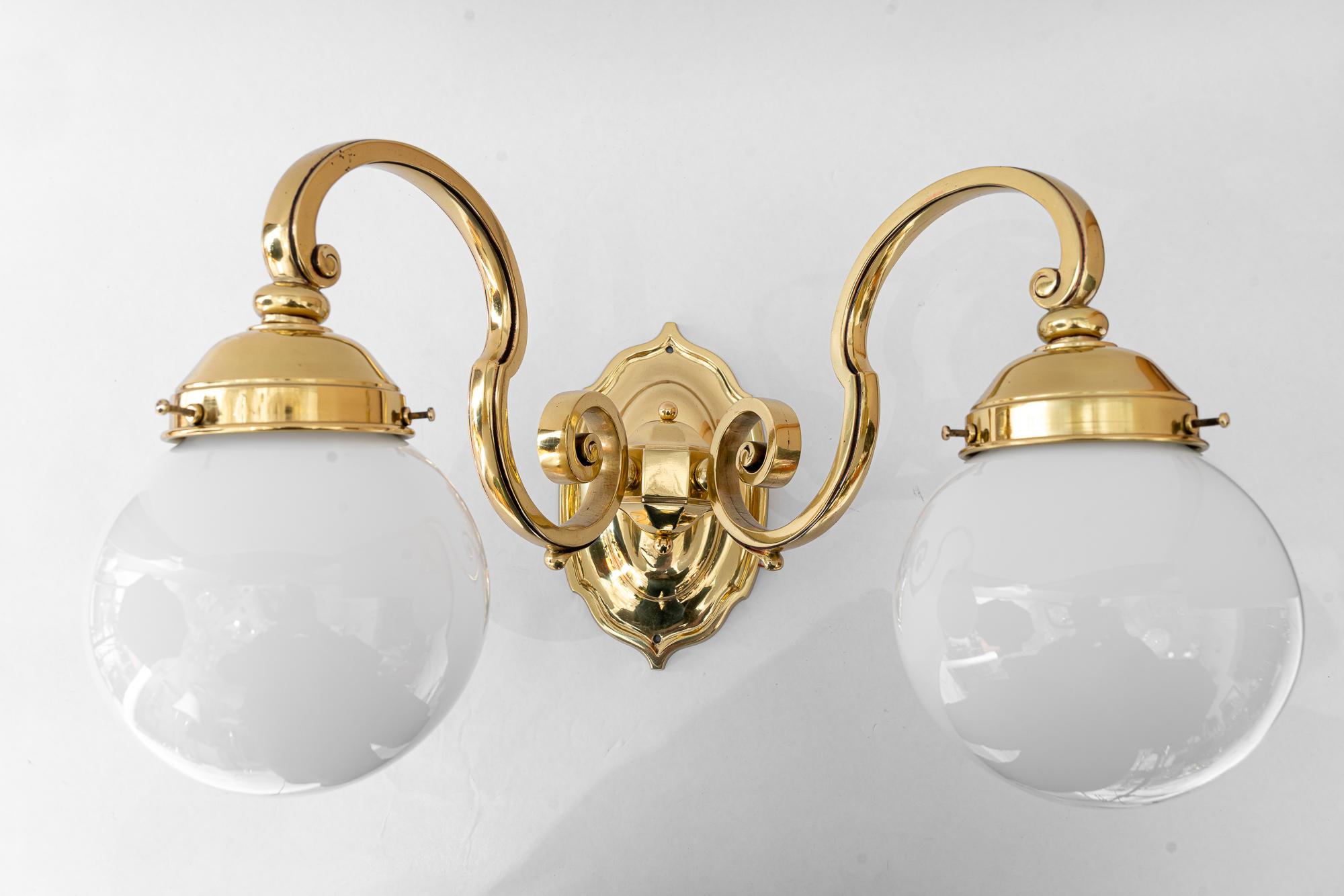 Laqué 3 lampes murales historiques avec abat-jour en verre opale vienne vers 1890 en vente