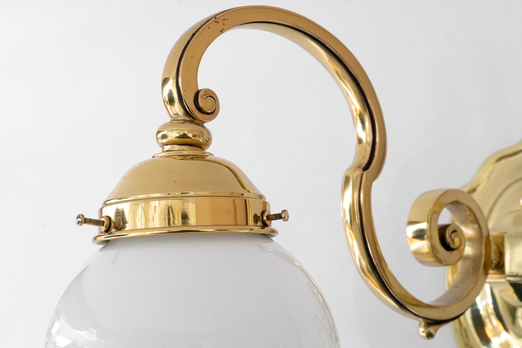 Laiton 3 lampes murales historiques avec abat-jour en verre opale vienne vers 1890 en vente