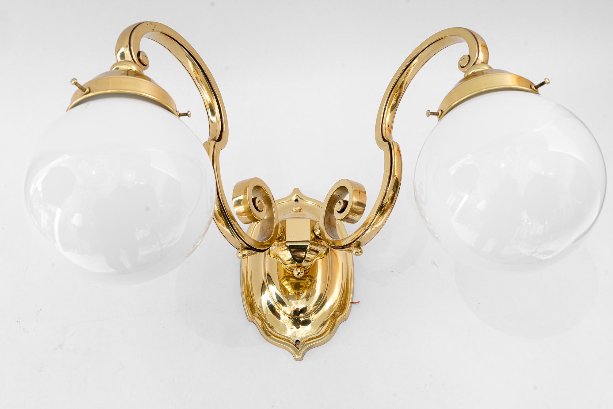 3 lampes murales historiques avec abat-jour en verre opale vienne vers 1890 en vente 1