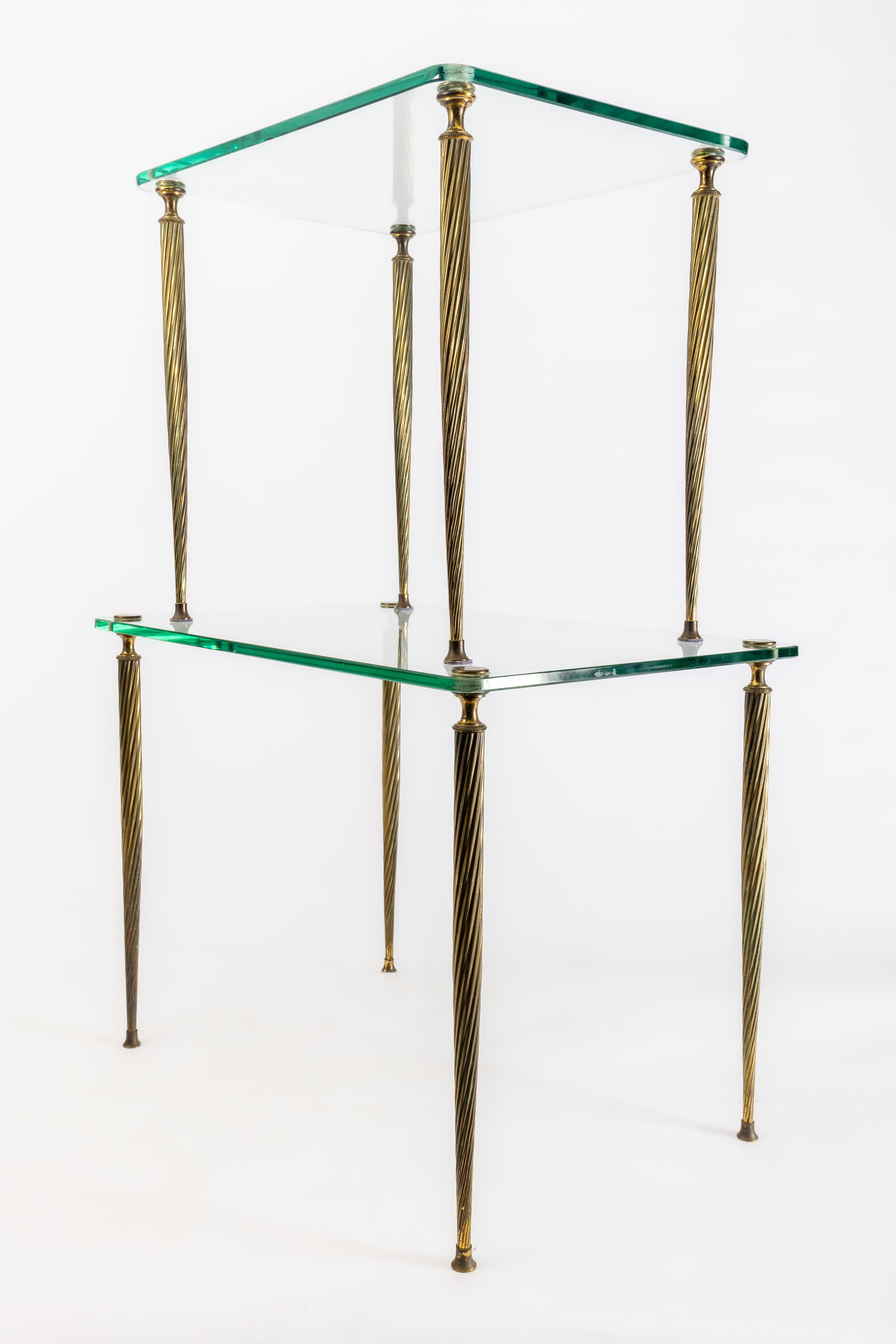 Tables gigognes de style Maison Jansen en verre et laiton 1940 en vente 2
