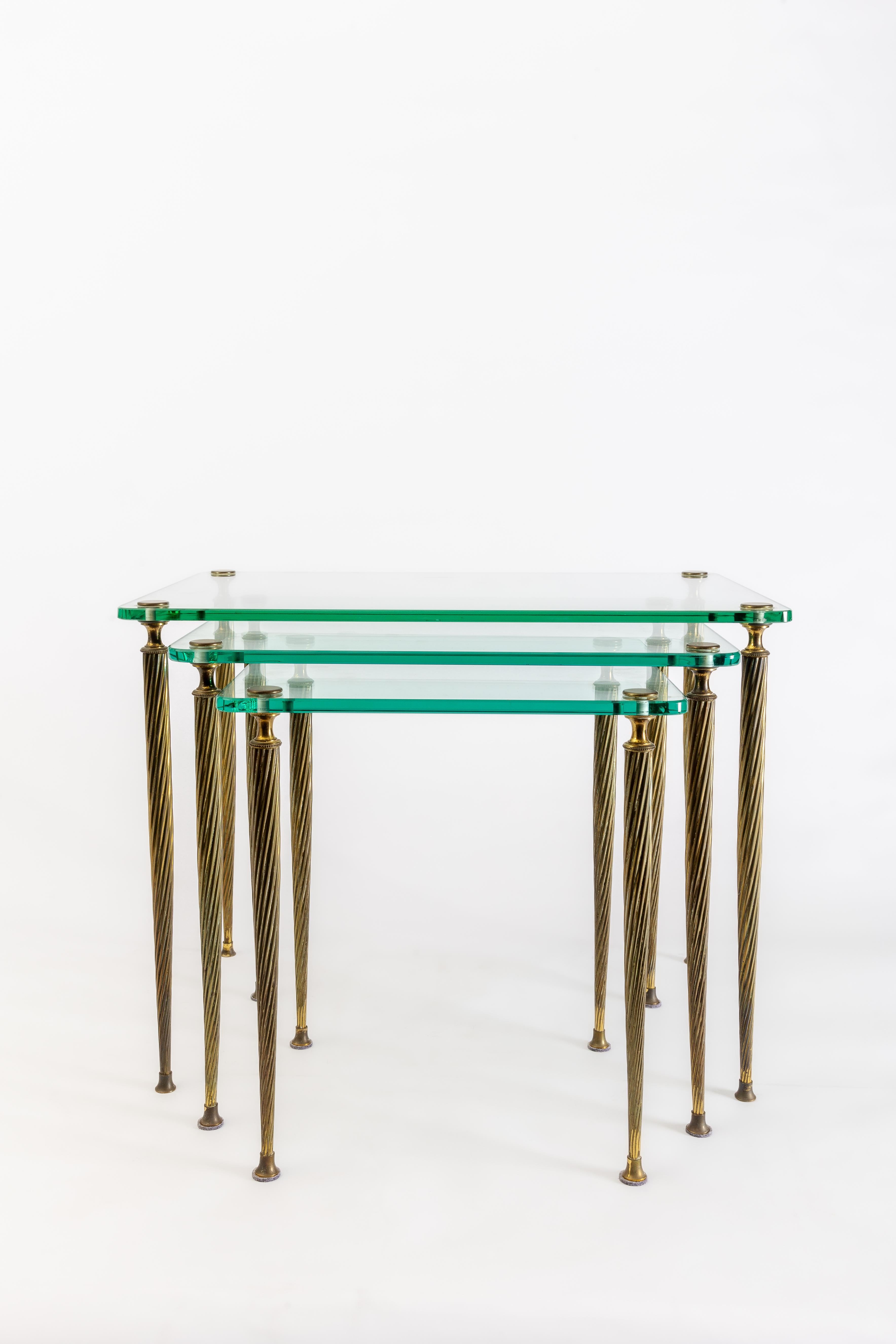 Ensemble de 3 tables gigognes

Laiton et verre taillé de haute qualité.

Période des années 1940

Elles n'ont pas été polies, ce qui signifie qu'elles ont conservé leur patine d'origine.
2 petites fractions sur les bords du verre : difficiles à