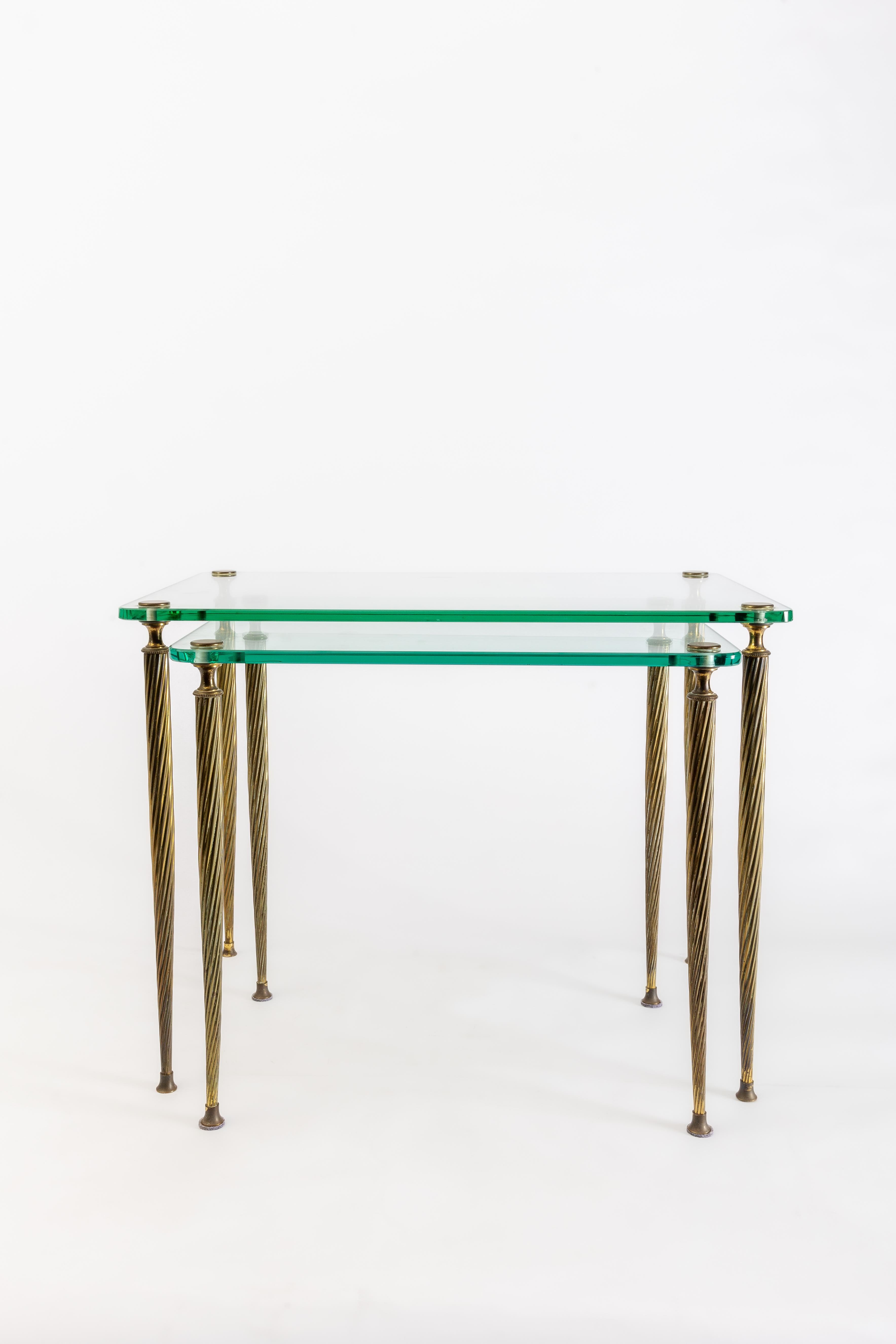 Hollywood Regency Tables gigognes de style Maison Jansen en verre et laiton 1940 en vente