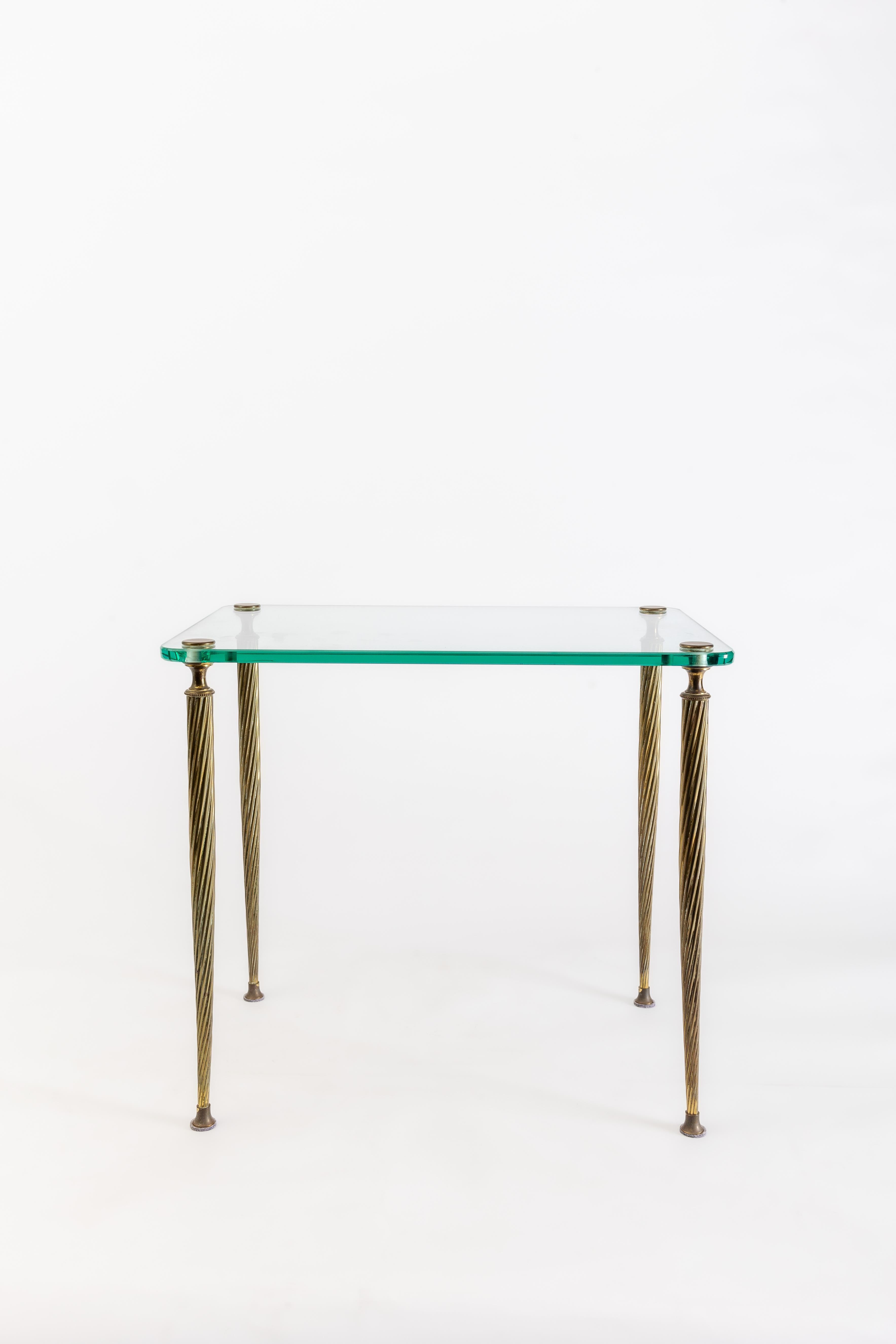 Moulé Tables gigognes de style Maison Jansen en verre et laiton 1940 en vente