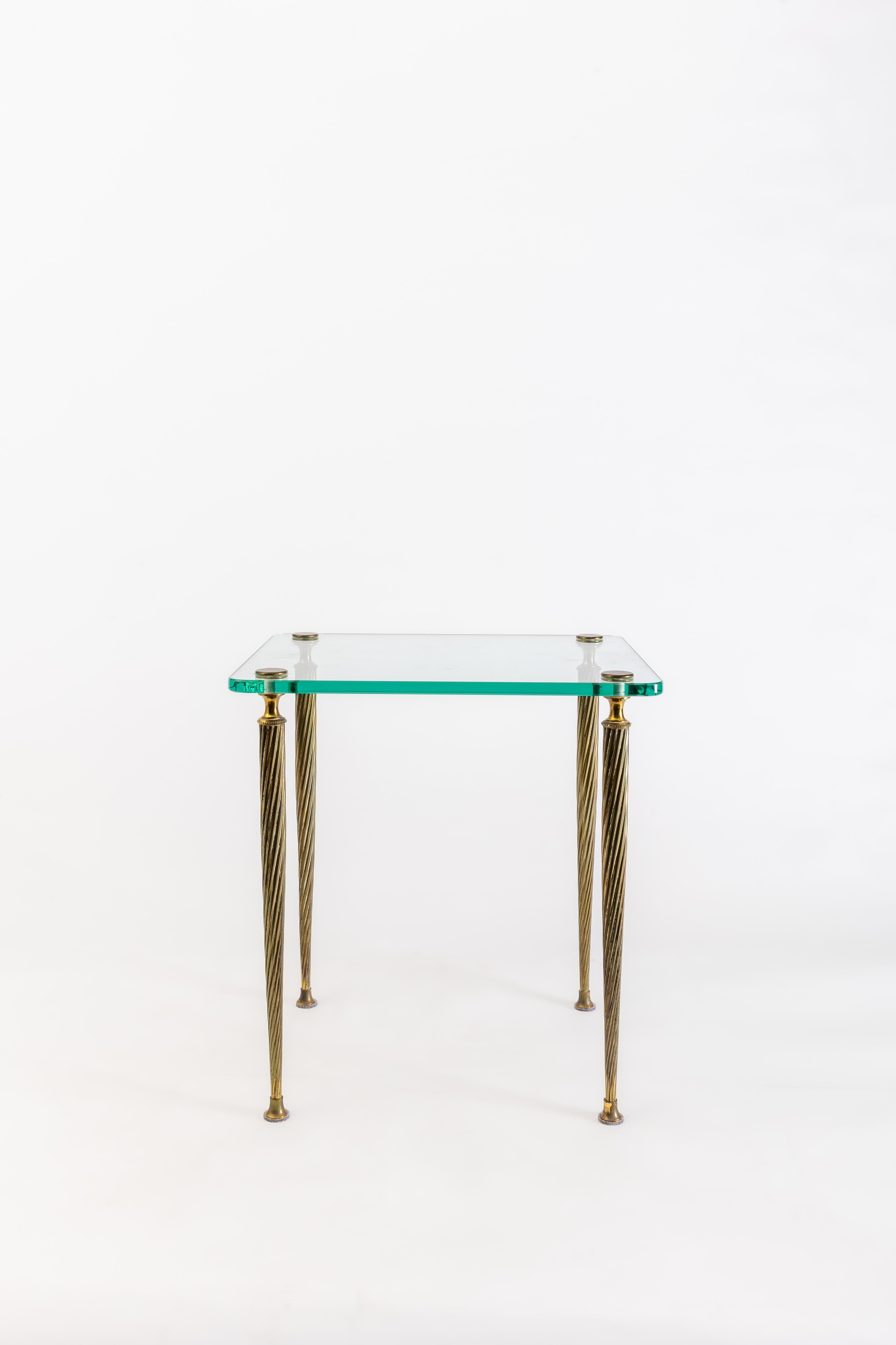 Tables gigognes de style Maison Jansen en verre et laiton 1940 Bon état - En vente à Zemst, BE