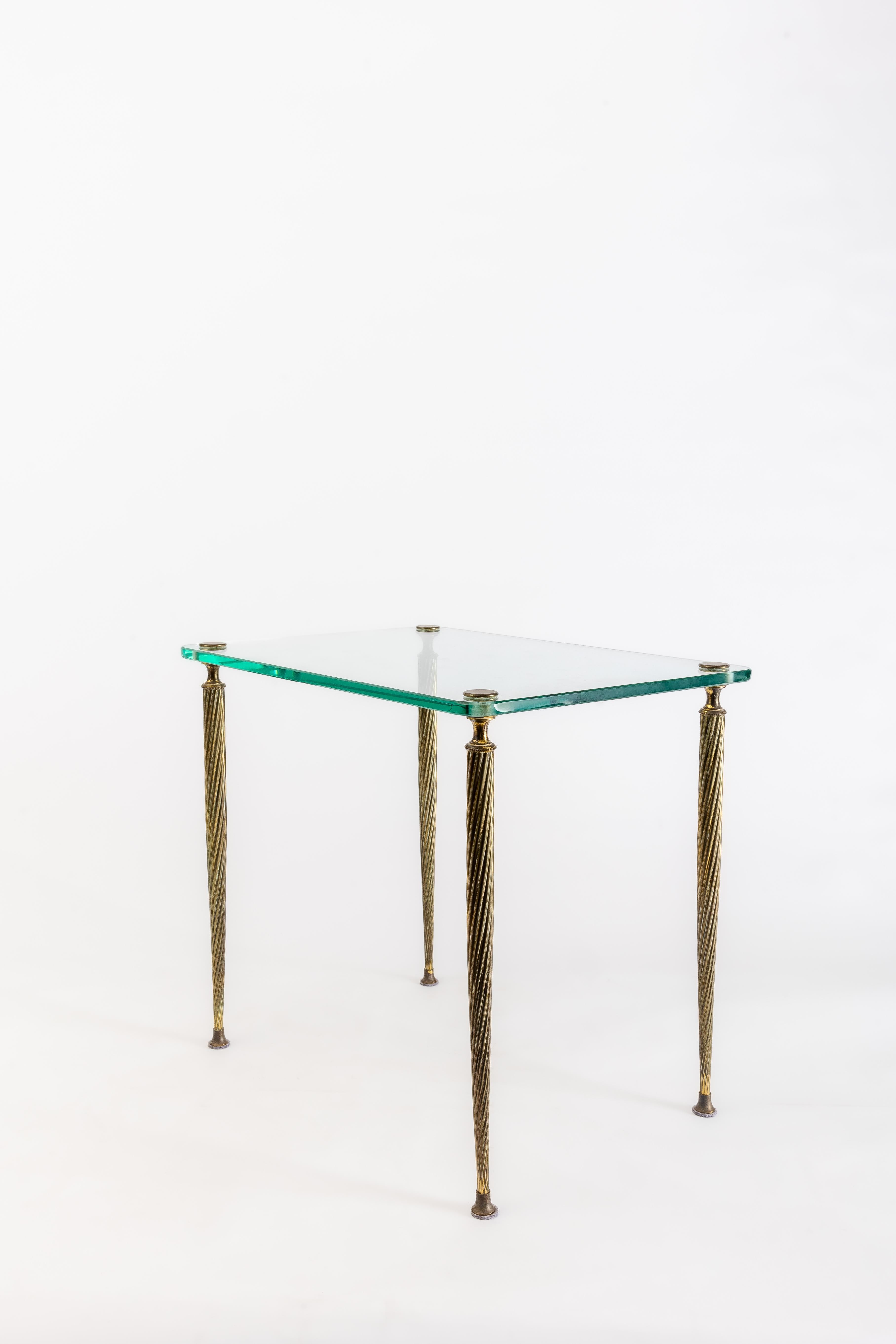 Laiton Tables gigognes de style Maison Jansen en verre et laiton 1940 en vente