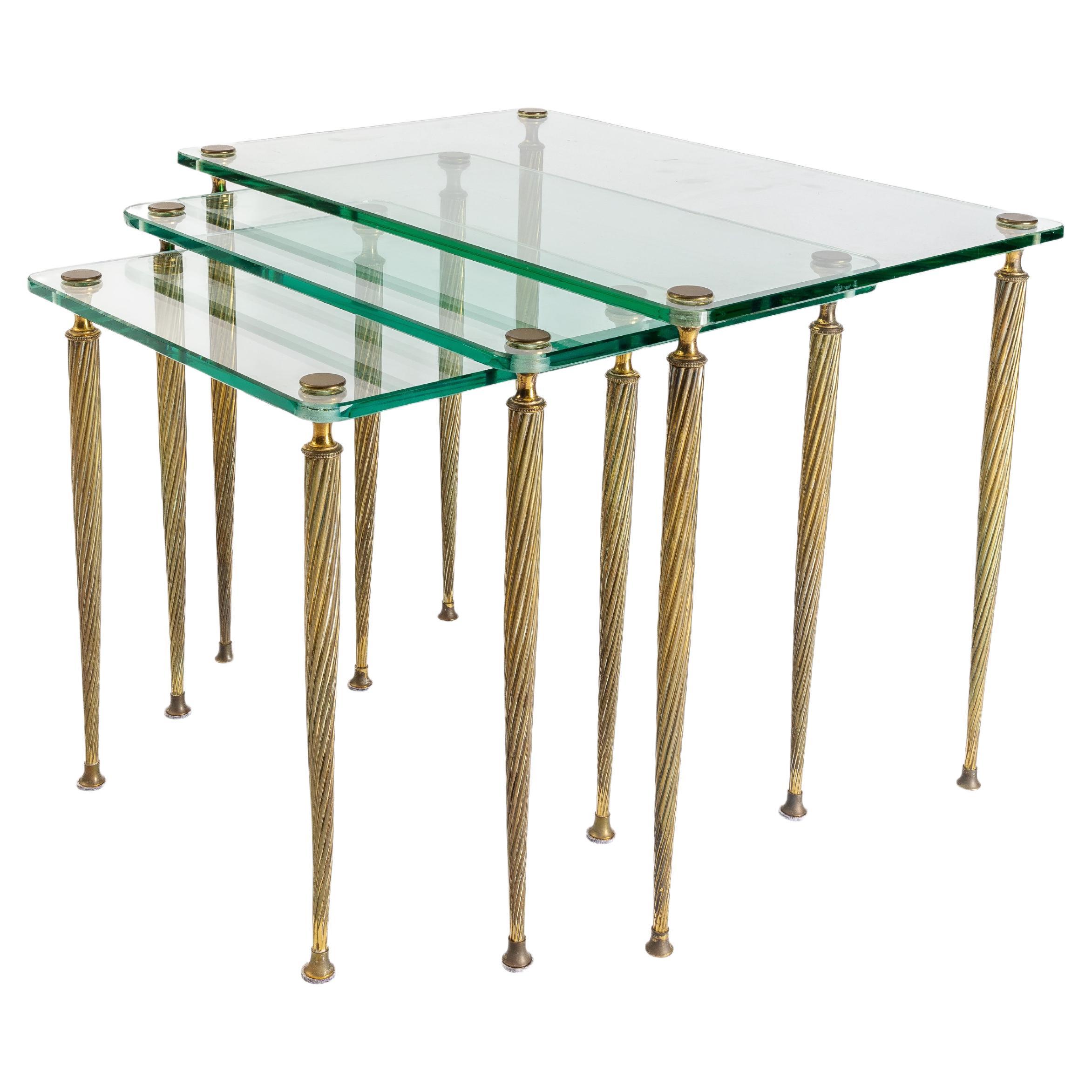 Tables gigognes de style Maison Jansen en verre et laiton 1940 en vente