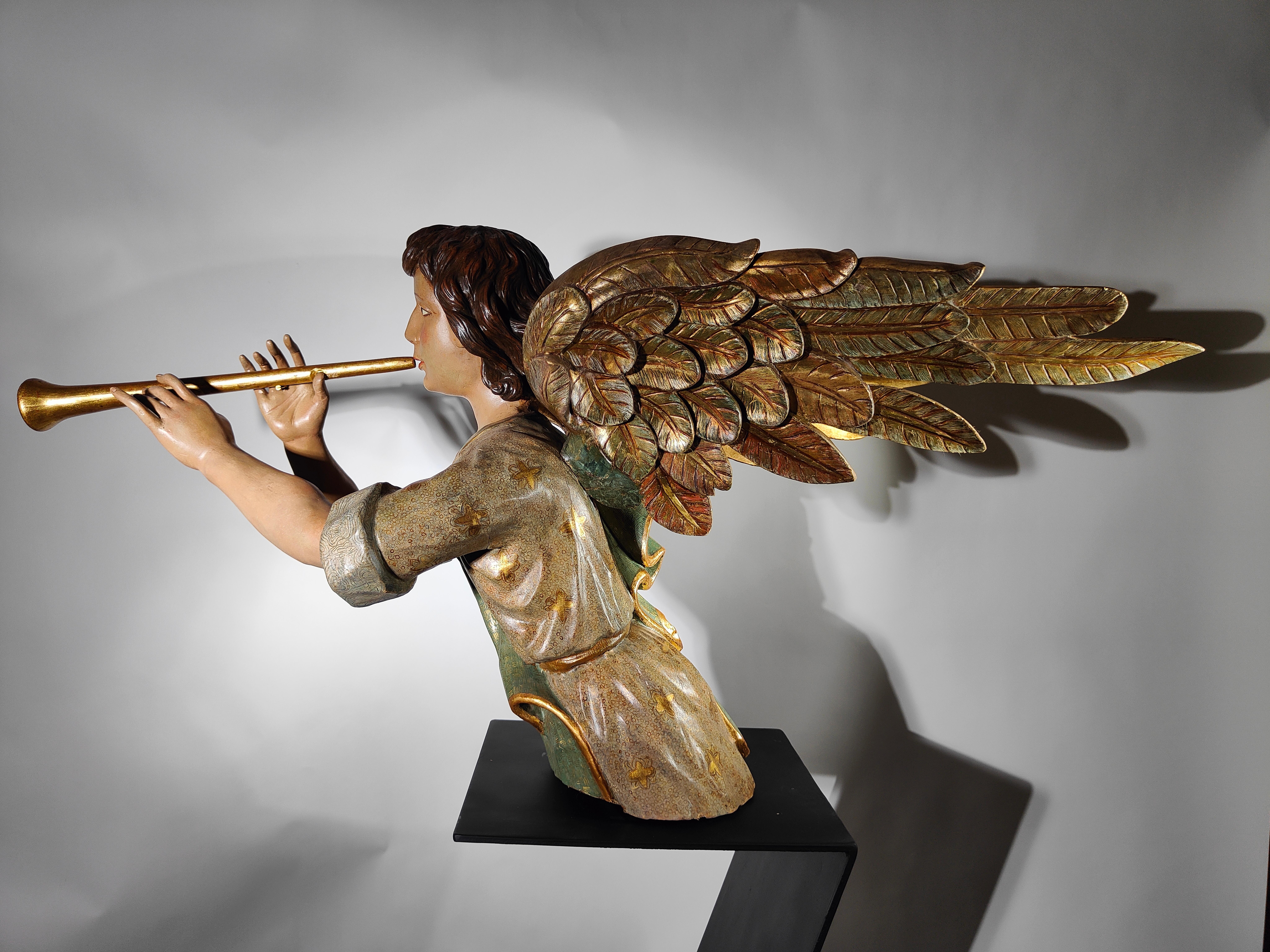 3 Important Carved, Gilded and Polychrome Wood Angels from the 17th Century  In Good Condition For Sale In Madrid, ES
