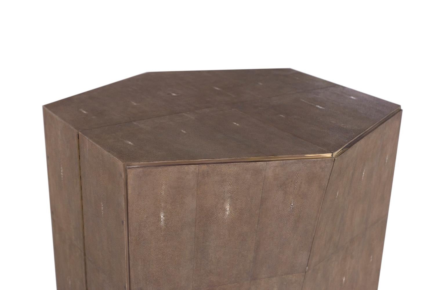 Il marchio parigino si è distinto fin dal suo lancio per l'uso iconico dello zigrino mescolato all'ottone e ad altri materiali esotici. Tutti i mobili sono realizzati a mano da abili artigiani che rendono ogni pezzo unico, progettato a Parigi e