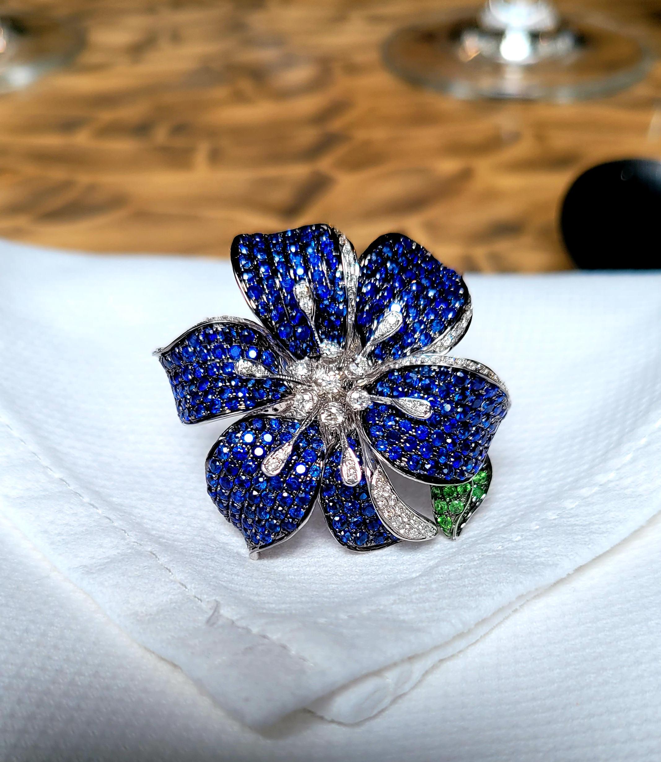 3 in 1 Blue Sapphire and Green Garnet Cocktail Ring, Brooch, Pendant Exquisite For Sale 2
