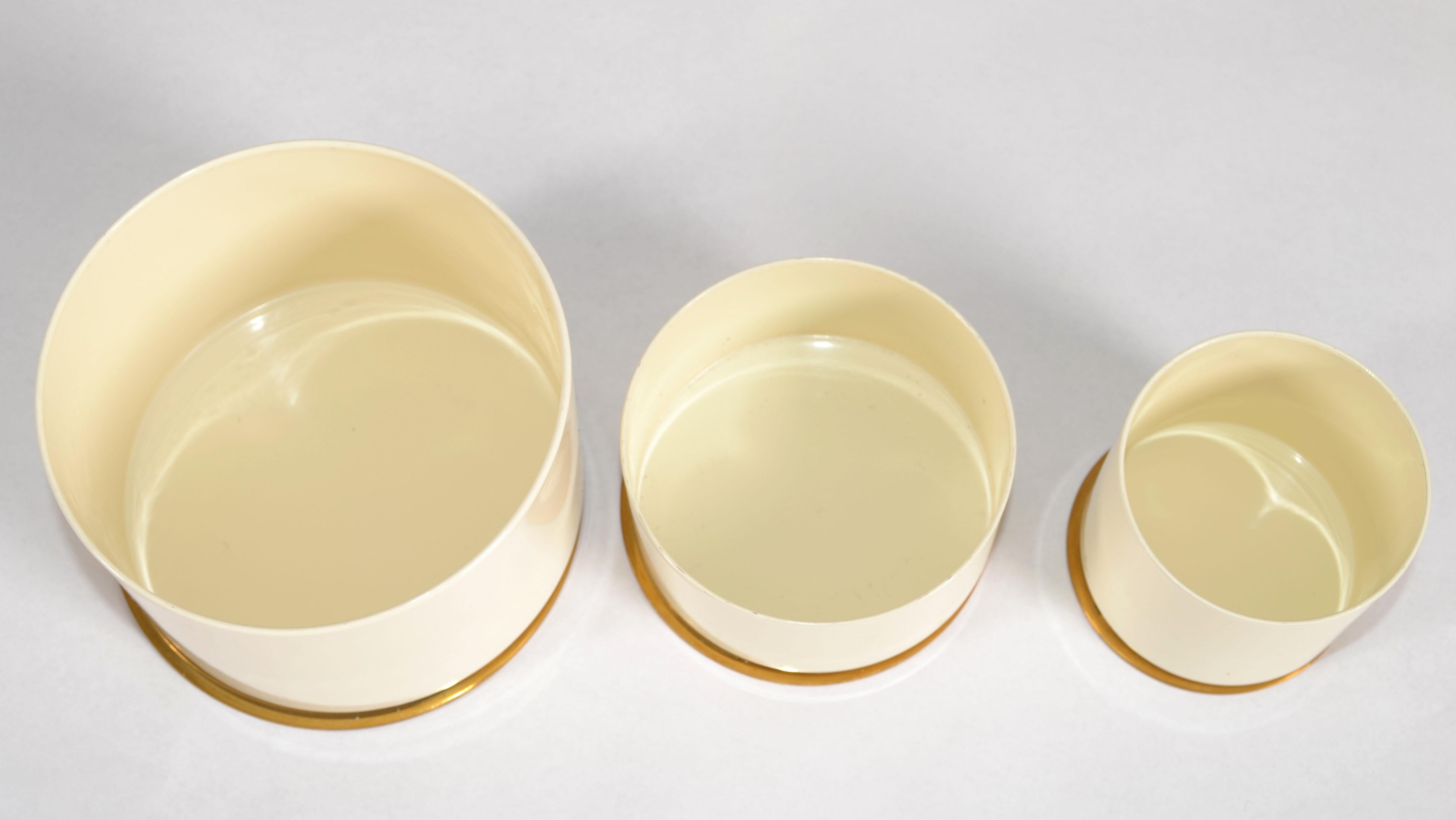 3 en 1 Boîtes à bibelots emboîtables en laiton émaillé de forme ronde, Keepsakes 1970s en vente 2