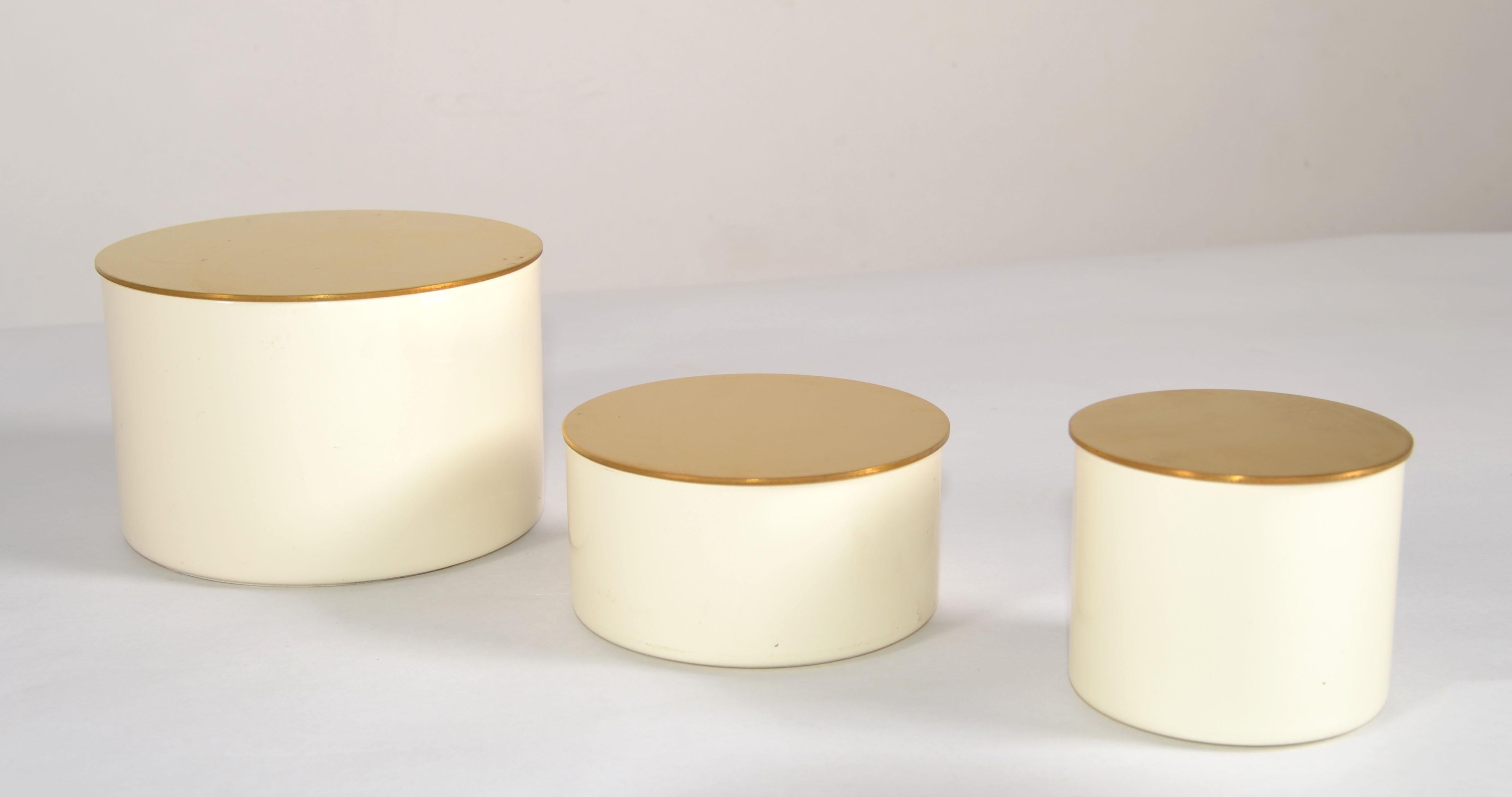 3 en 1 Boîtes à bibelots emboîtables en laiton émaillé de forme ronde, Keepsakes 1970s en vente 3