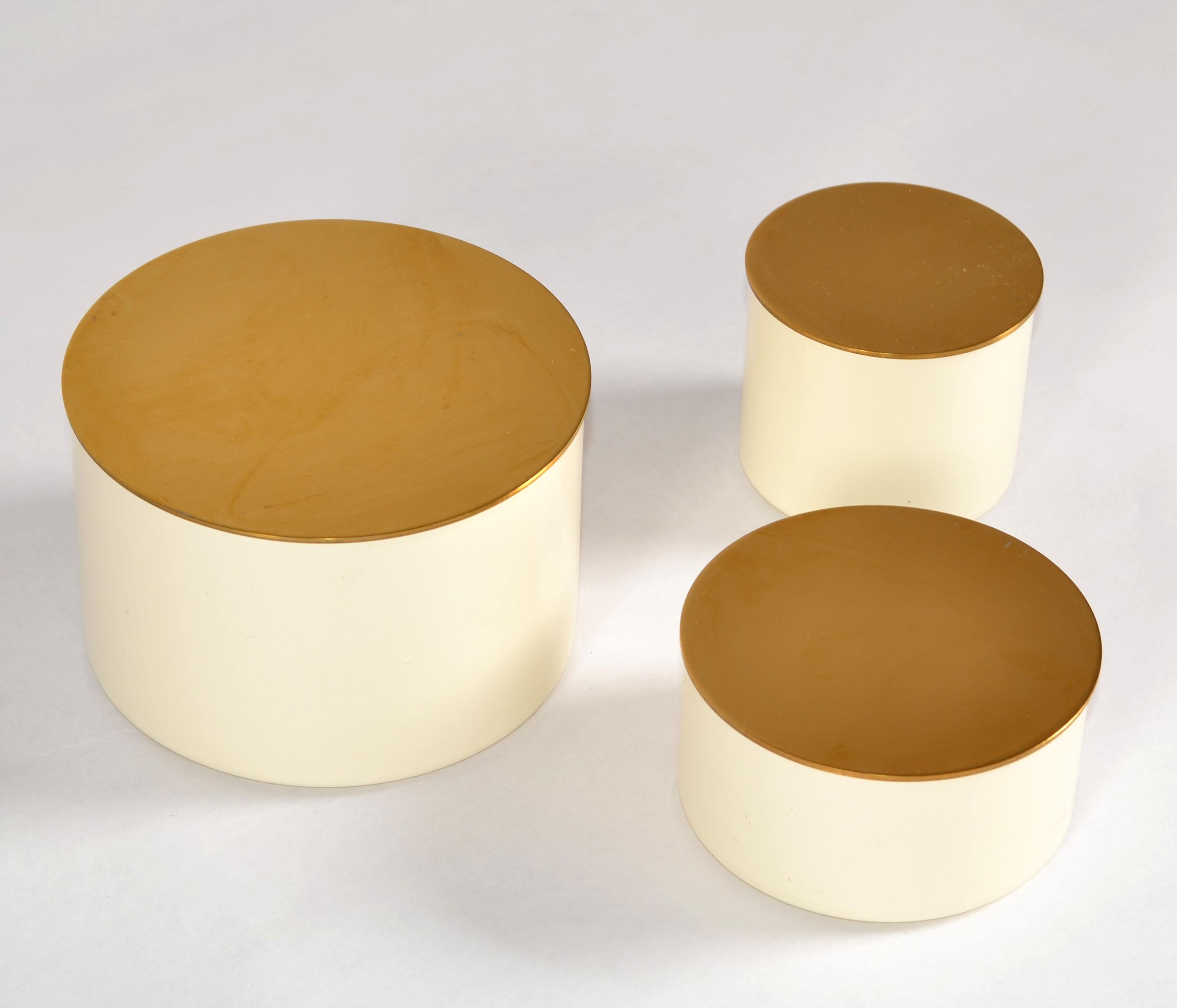 3 en 1 Boîtes à bibelots emboîtables en laiton émaillé de forme ronde, Keepsakes 1970s en vente 4