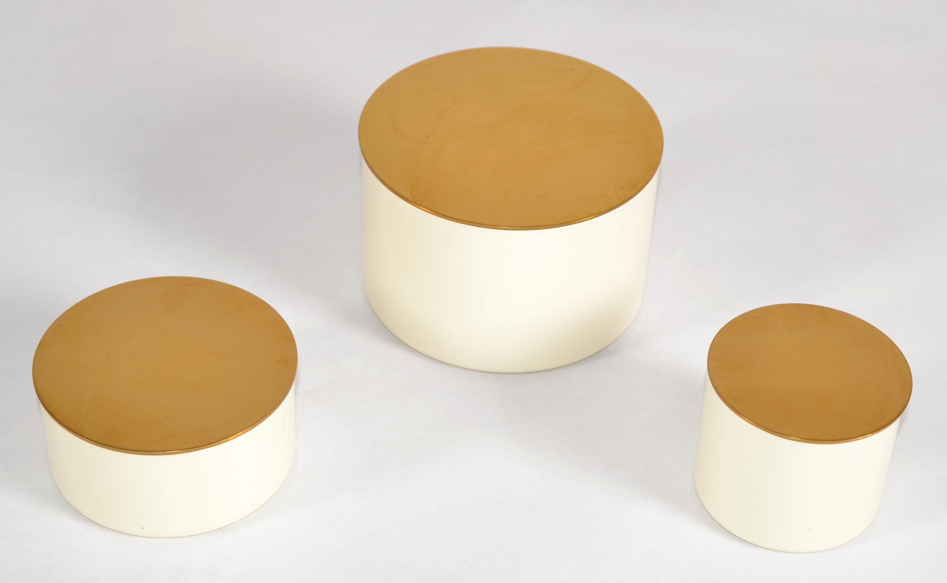 3 en 1 Boîtes à bibelots emboîtables en laiton émaillé de forme ronde, Keepsakes 1970s en vente 6