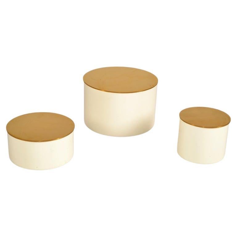 Vintage Mid-Century Modern Brass and Metal nesting set of trinket box in an enamel beige Finish.
Trois en un, des petits aux grands.
Très bon état d'origine et fait à la main.
Mesures :
Petite boîte : Diamètre : 2.63 pouces x 2.25 pouces