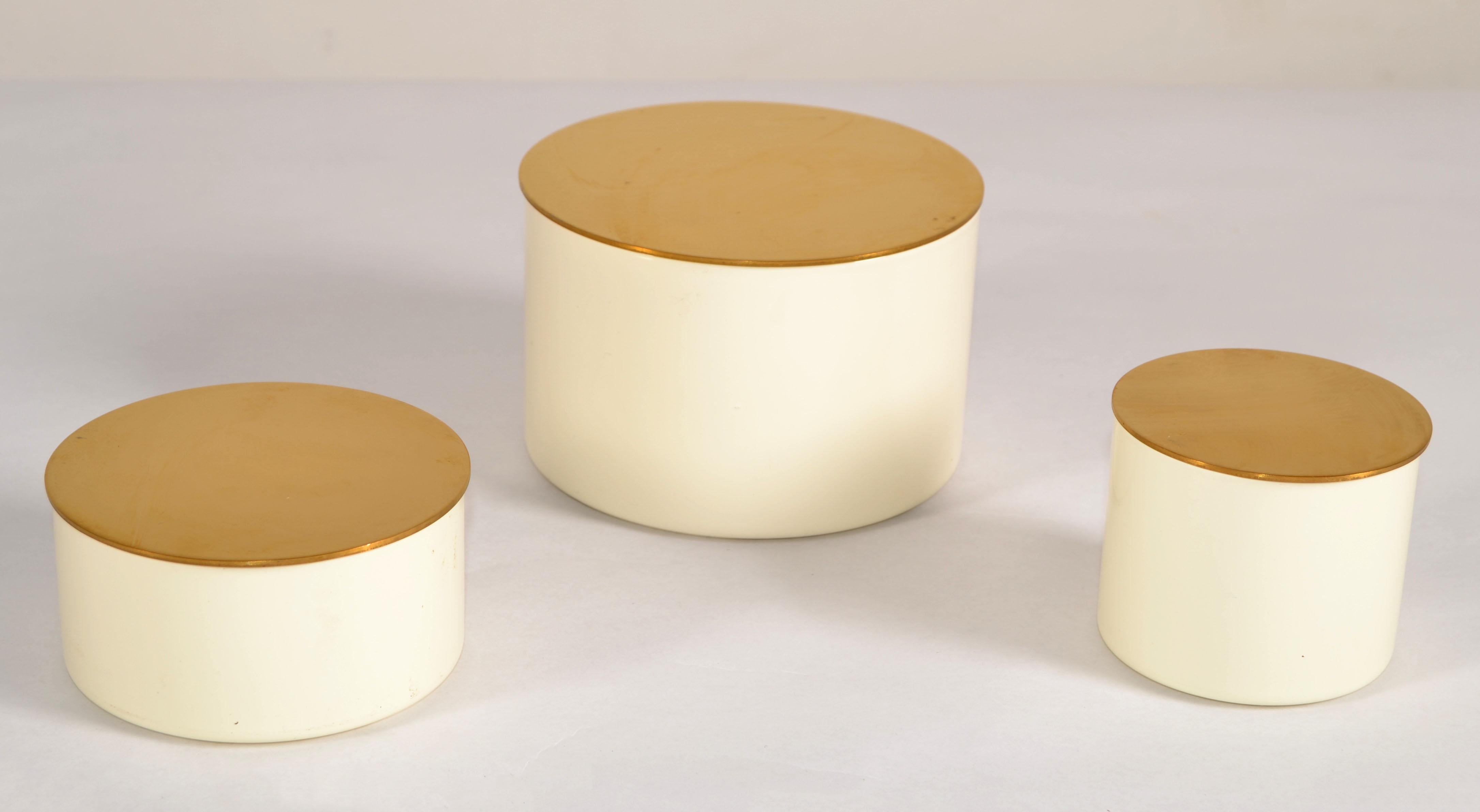 Mid-Century Modern 3 en 1 Boîtes à bibelots emboîtables en laiton émaillé de forme ronde, Keepsakes 1970s en vente