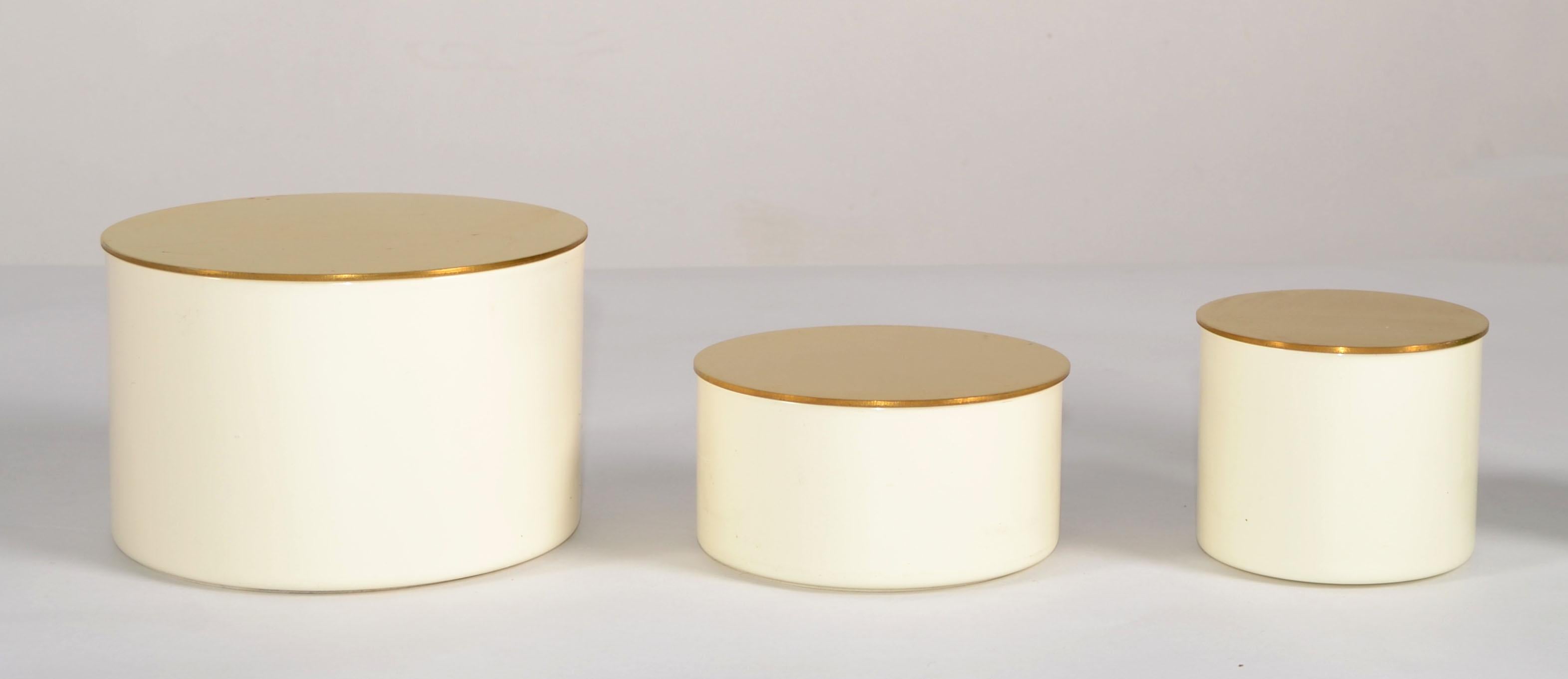 3 en 1 Boîtes à bibelots emboîtables en laiton émaillé de forme ronde, Keepsakes 1970s Bon état - En vente à Miami, FL