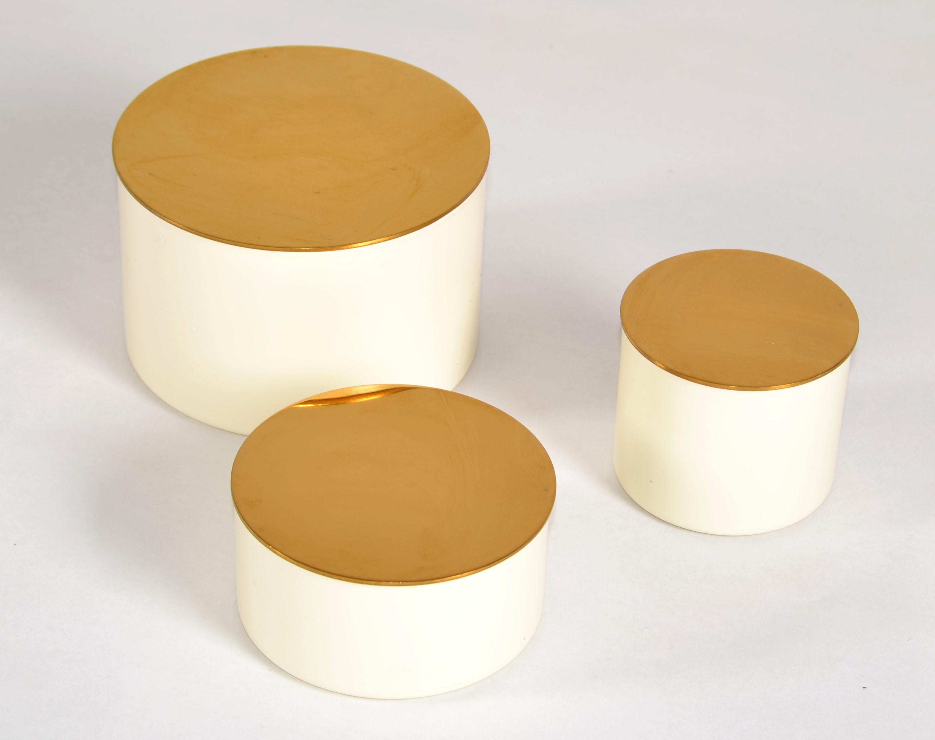 20ième siècle 3 en 1 Boîtes à bibelots emboîtables en laiton émaillé de forme ronde, Keepsakes 1970s en vente