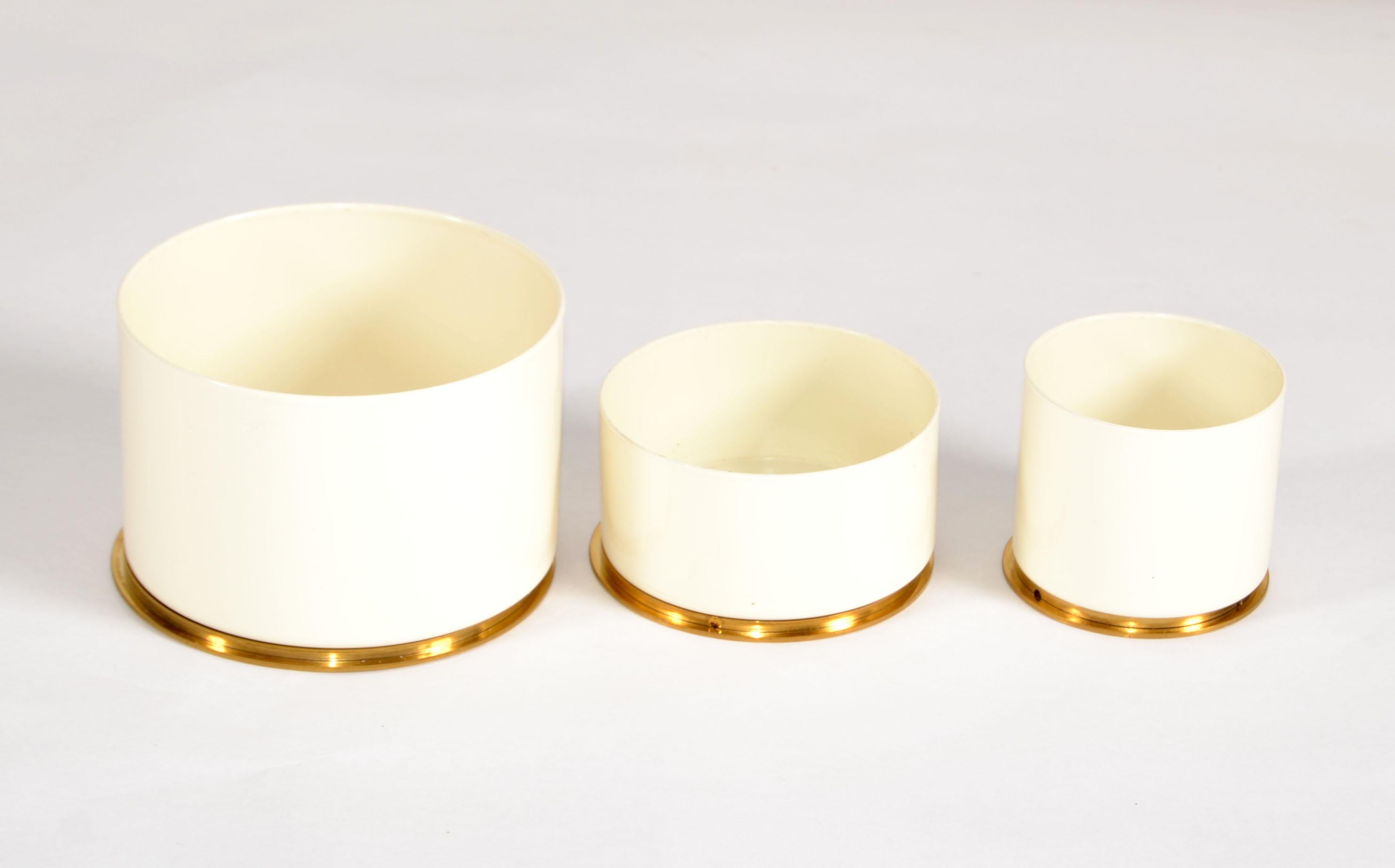 Métal 3 en 1 Boîtes à bibelots emboîtables en laiton émaillé de forme ronde, Keepsakes 1970s en vente