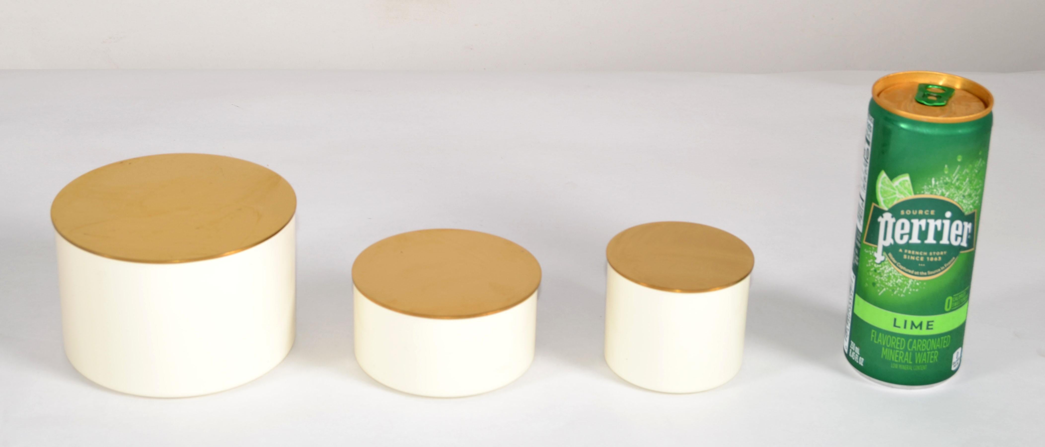 3 en 1 Boîtes à bibelots emboîtables en laiton émaillé de forme ronde, Keepsakes 1970s en vente 1